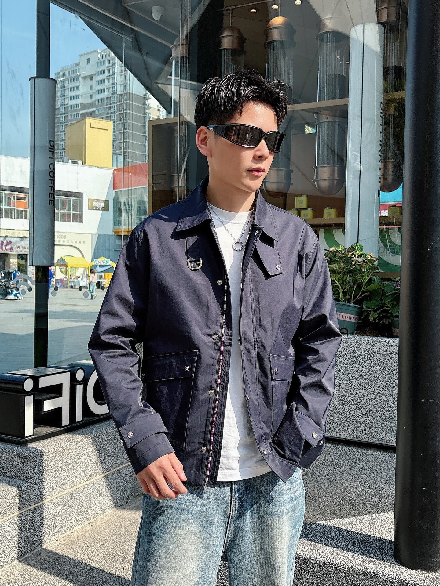 
FD  2025春季新款夹克外套，秀场新品‼品相非常完美，舒适保暖，三标齐全色泽饱满诱人，非常出彩的设