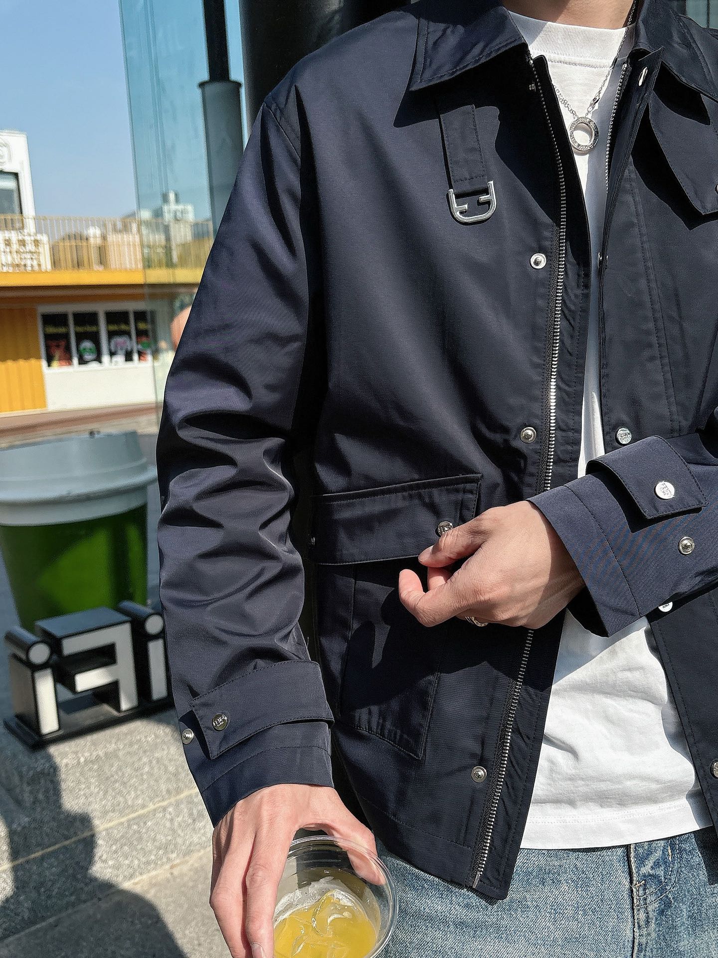 
FD  2025春季新款夹克外套，秀场新品‼品相非常完美，舒适保暖，三标齐全色泽饱满诱人，非常出彩的设