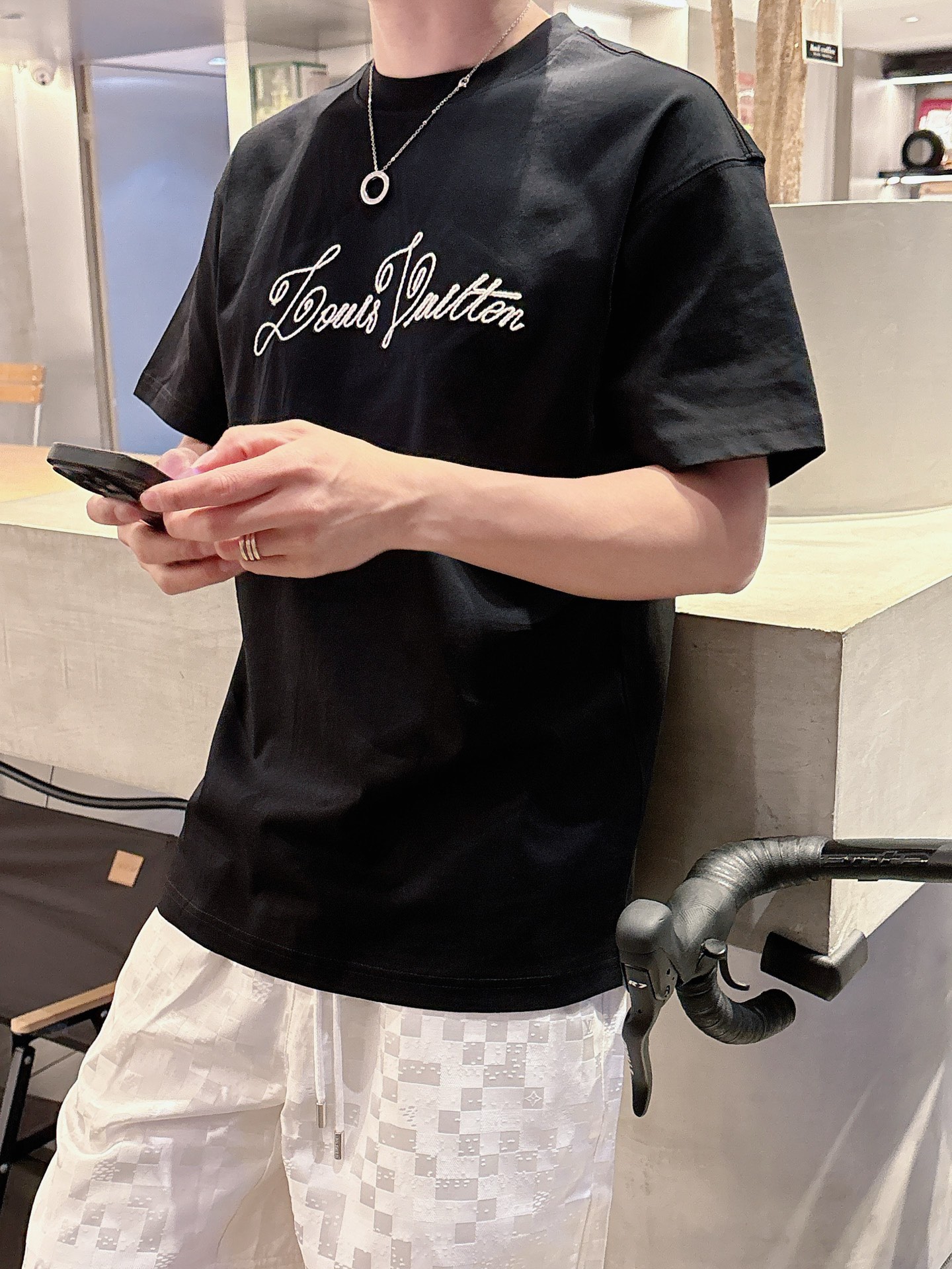  
1V 25SS春夏新款首发专柜最新款短袖圆领T恤 高端订制 设计前卫时尚！品牌logo重工艺设计 高