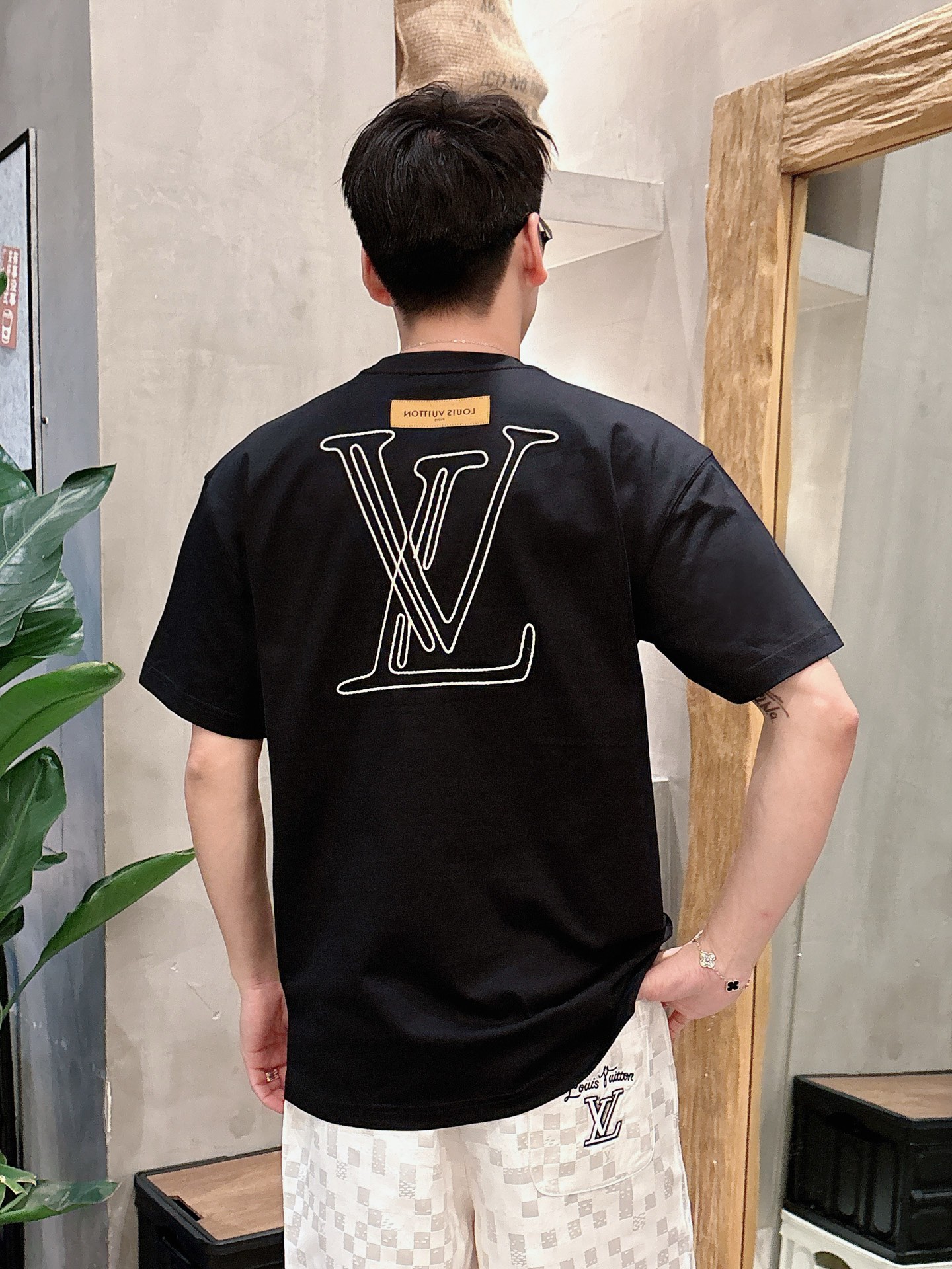  
1V 25SS春夏新款首发专柜最新款短袖圆领T恤 高端订制 设计前卫时尚！品牌logo重工艺设计 高