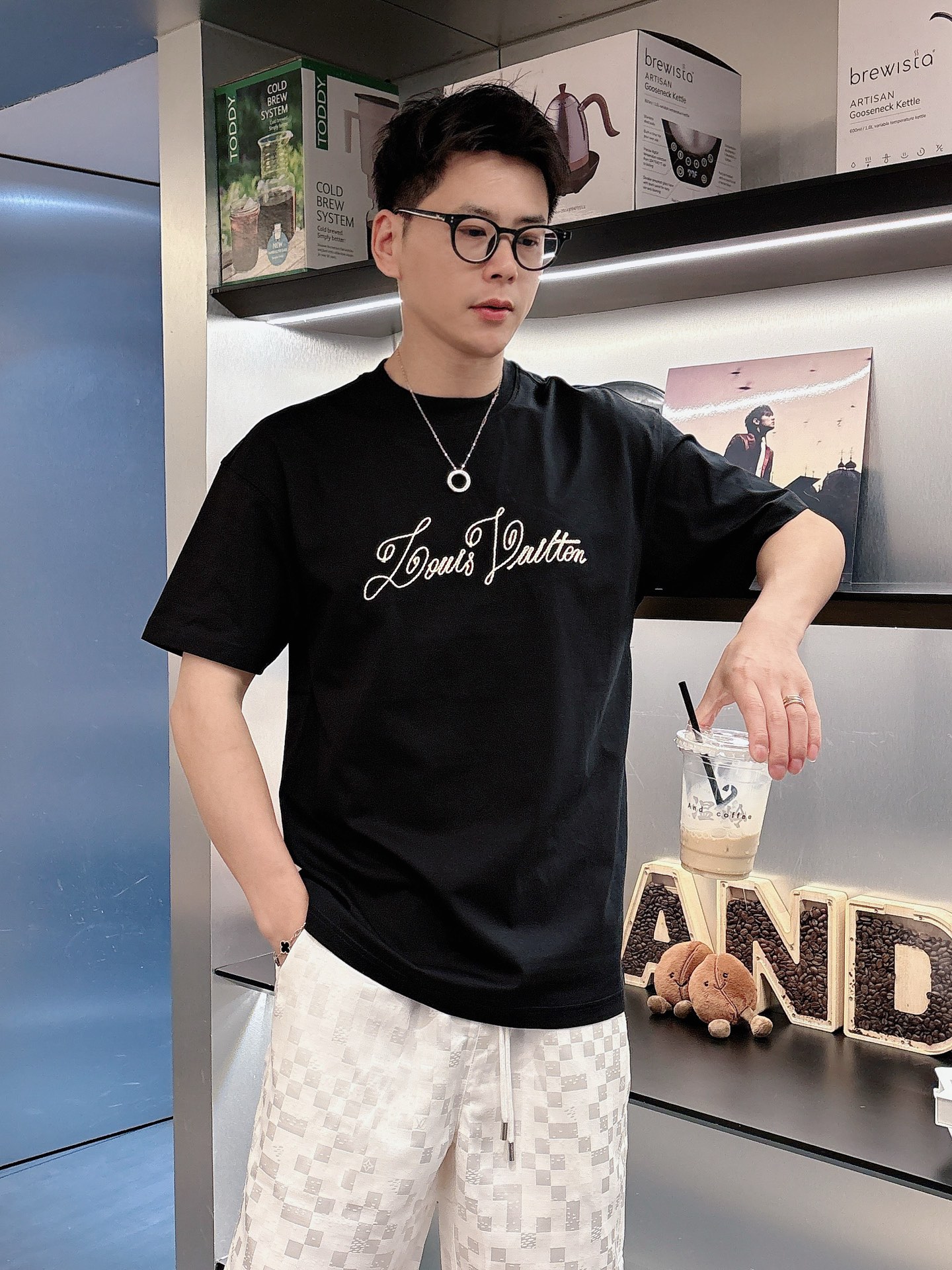  
1V 25SS春夏新款首发专柜最新款短袖圆领T恤 高端订制 设计前卫时尚！品牌logo重工艺设计 高