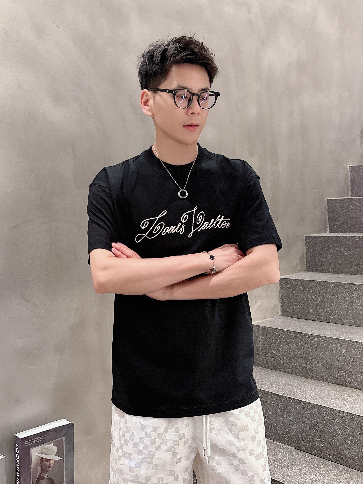  
1V 25SS春夏新款首发专柜最新款短袖圆领T恤 高端订制 设计前卫时尚！品牌logo重工艺设计 高