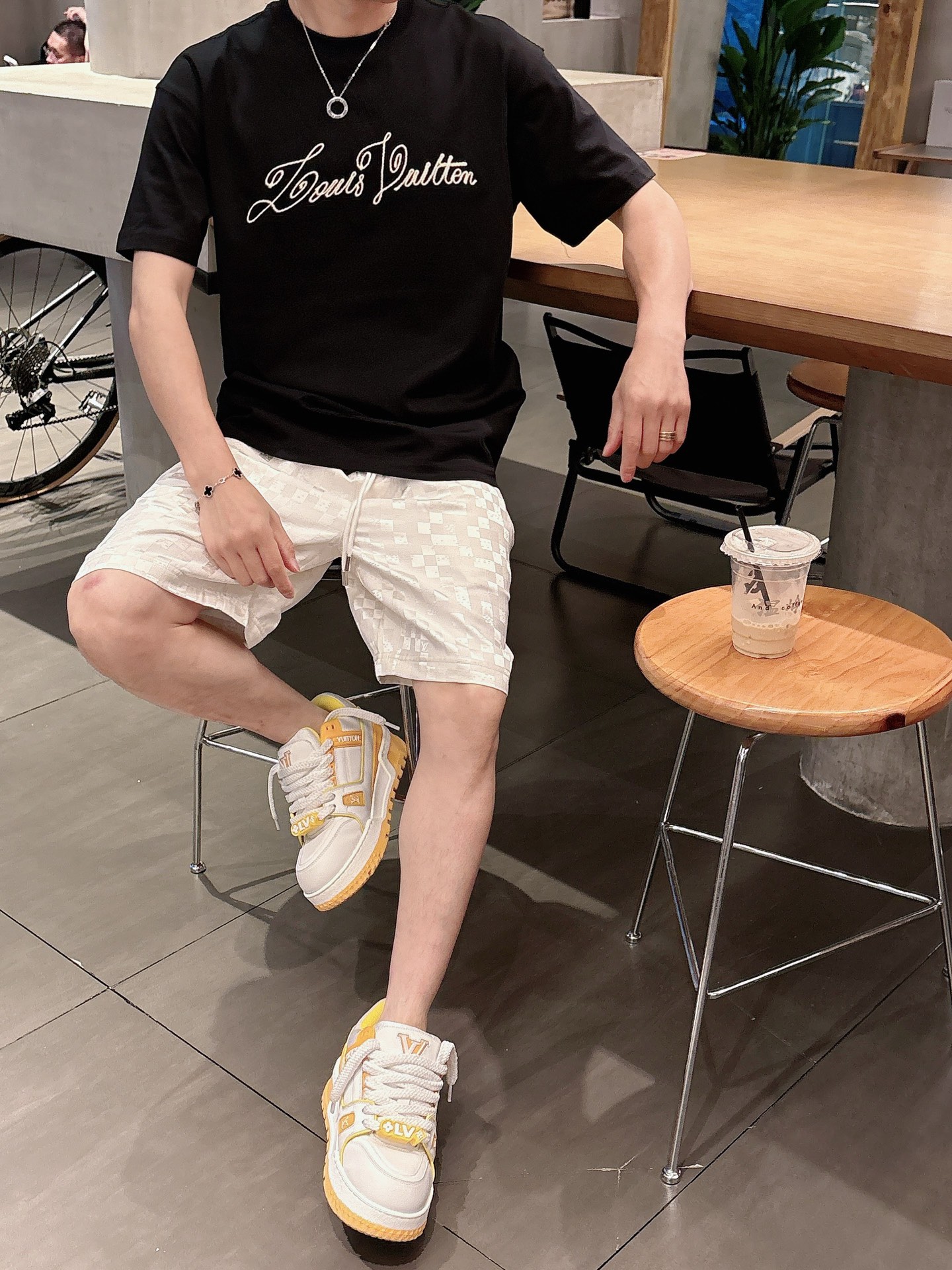  
1V 25SS春夏新款首发专柜最新款短袖圆领T恤 高端订制 设计前卫时尚！品牌logo重工艺设计 高