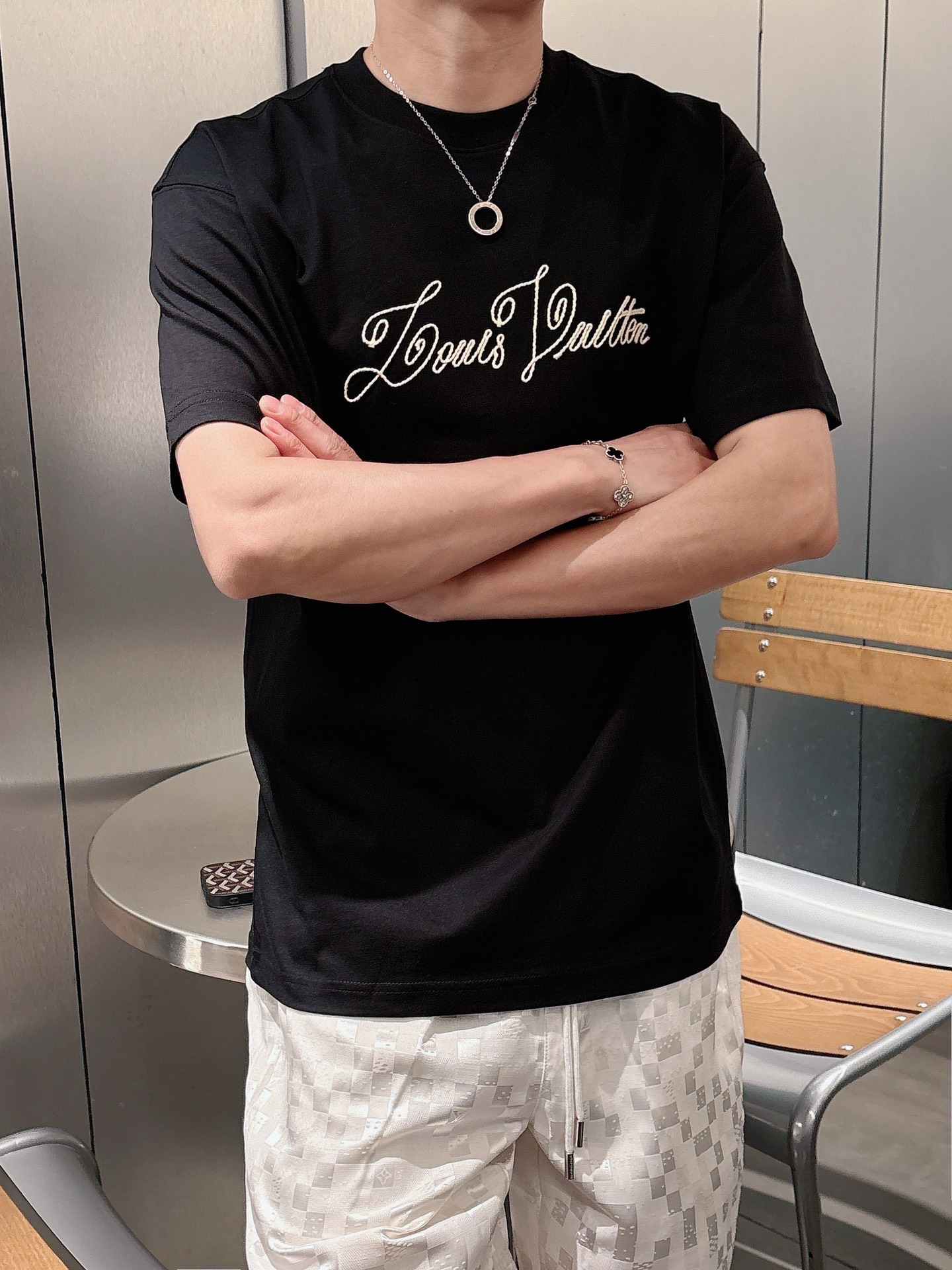  
1V 25SS春夏新款首发专柜最新款短袖圆领T恤 高端订制 设计前卫时尚！品牌logo重工艺设计 高