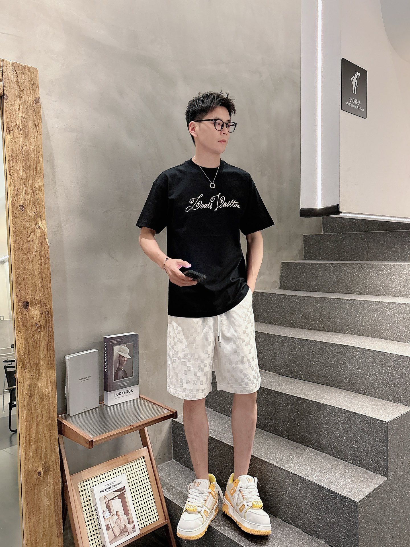  
1V 25SS春夏新款首发专柜最新款短袖圆领T恤 高端订制 设计前卫时尚！品牌logo重工艺设计 高