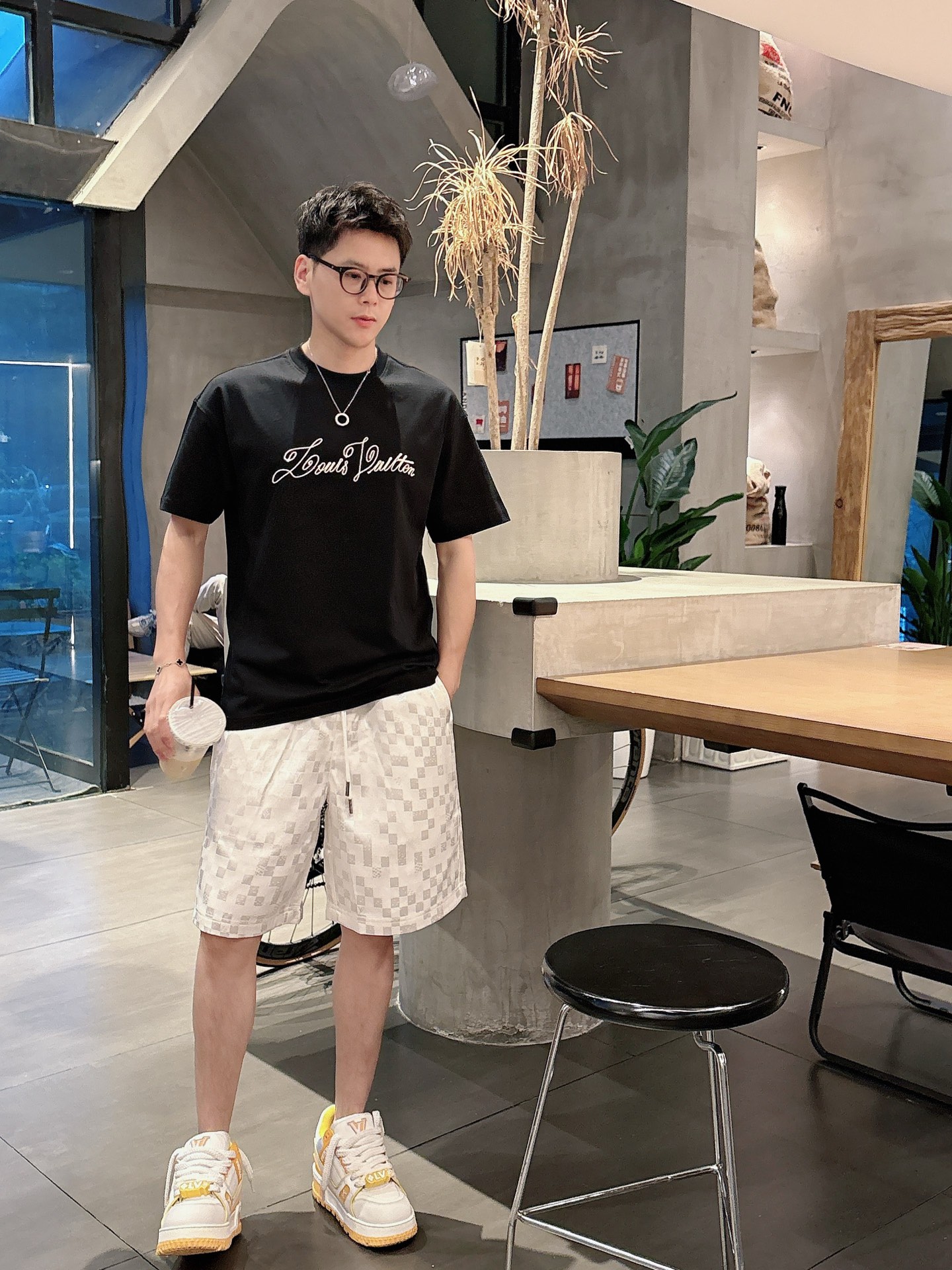  
1V 25SS春夏新款首发专柜最新款短袖圆领T恤 高端订制 设计前卫时尚！品牌logo重工艺设计 高