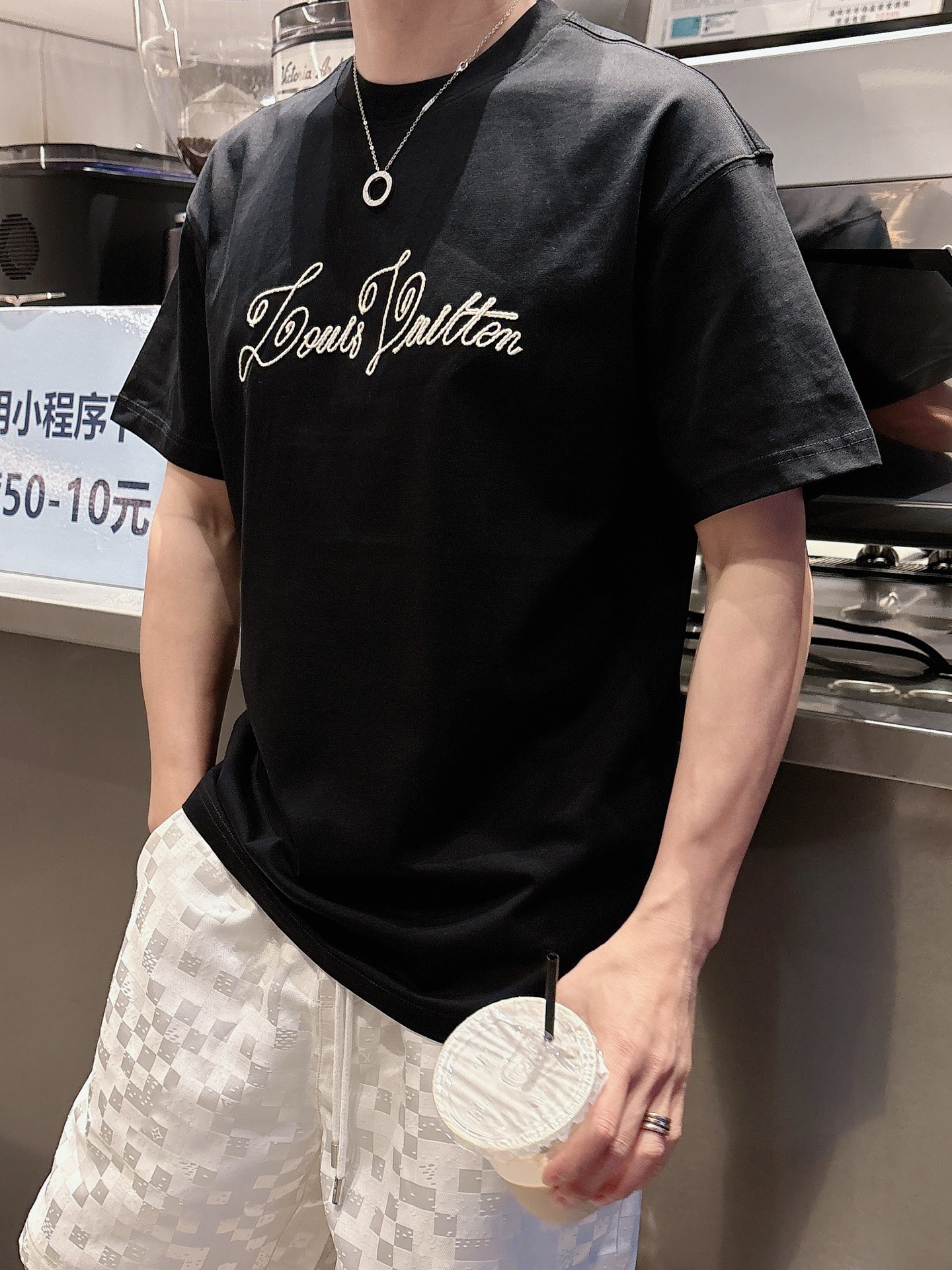  
1V 25SS春夏新款首发专柜最新款短袖圆领T恤 高端订制 设计前卫时尚！品牌logo重工艺设计 高