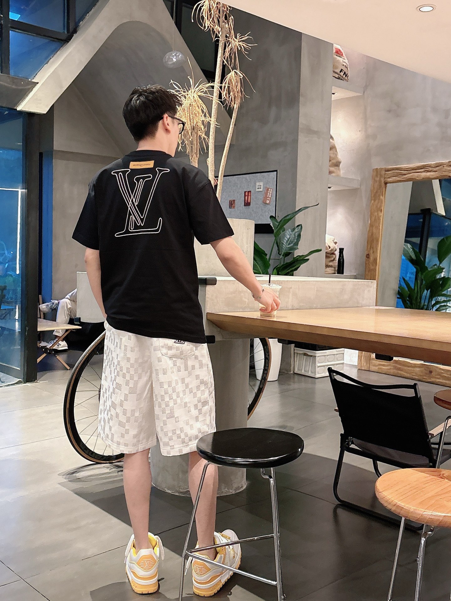  
1V 25SS春夏新款首发专柜最新款短袖圆领T恤 高端订制 设计前卫时尚！品牌logo重工艺设计 高