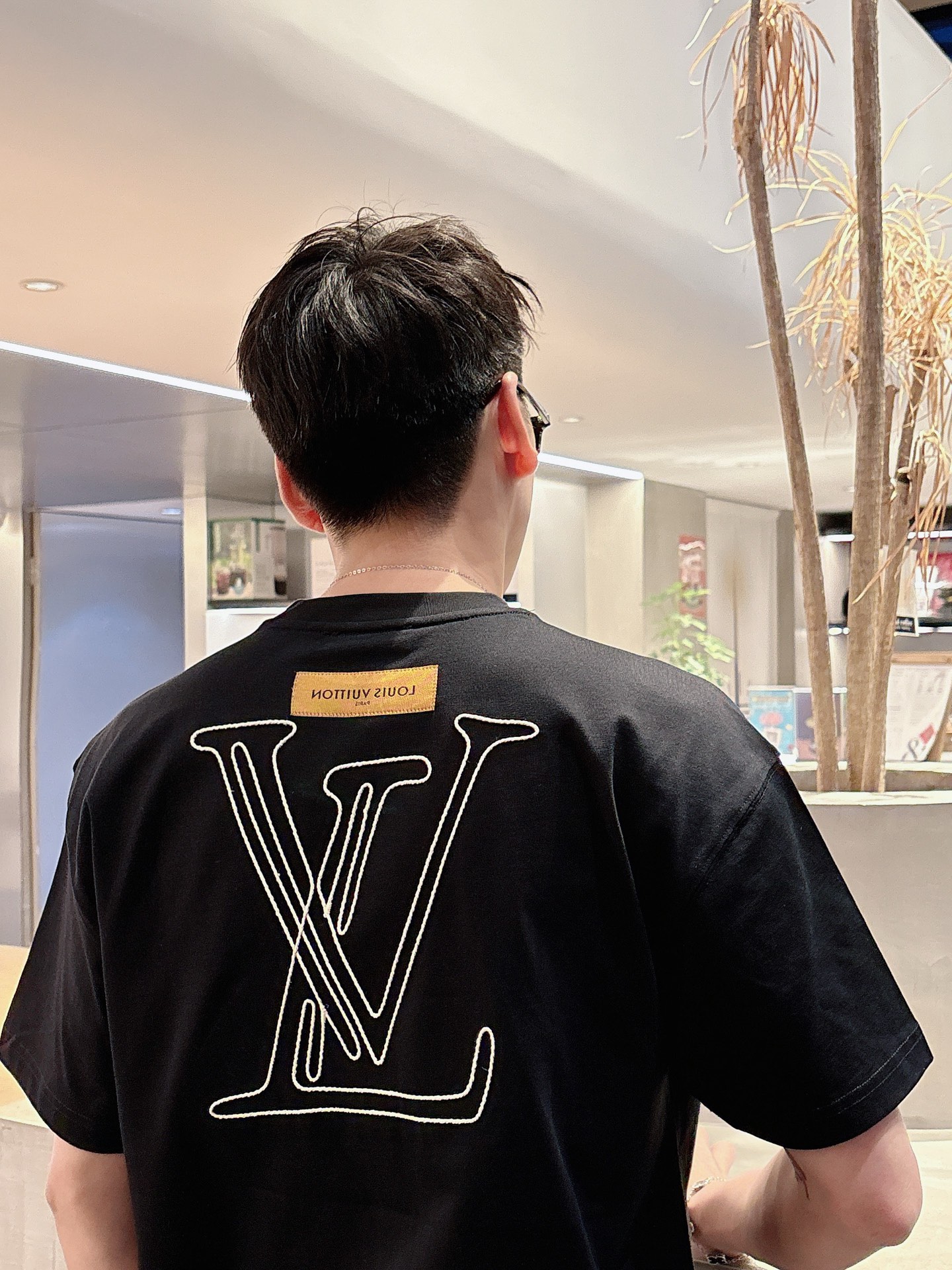  
1V 25SS春夏新款首发专柜最新款短袖圆领T恤 高端订制 设计前卫时尚！品牌logo重工艺设计 高