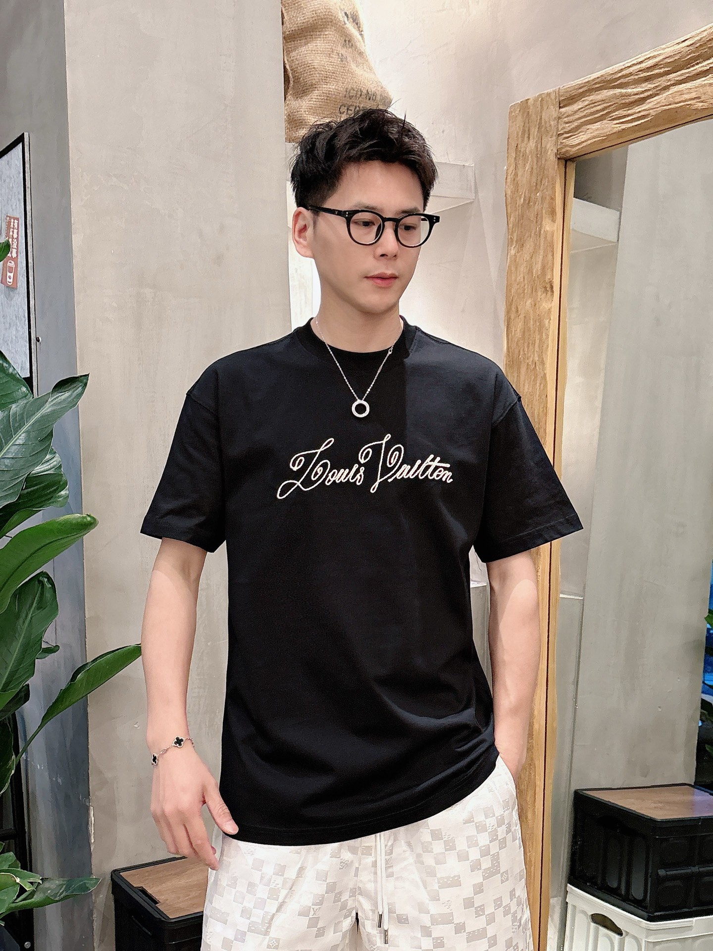  
1V 25SS春夏新款首发专柜最新款短袖圆领T恤 高端订制 设计前卫时尚！品牌logo重工艺设计 高