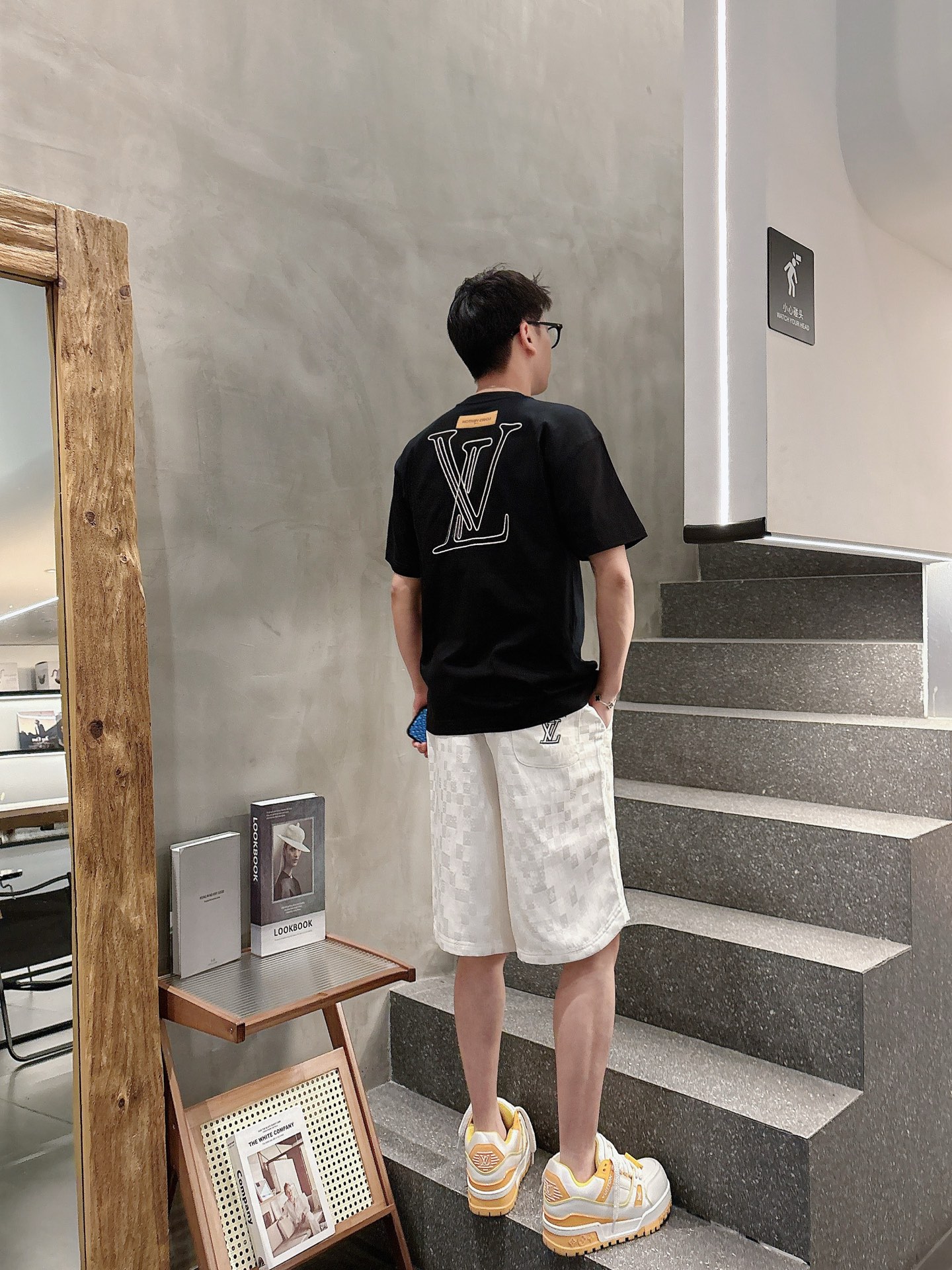  
1V 25SS春夏新款首发专柜最新款短袖圆领T恤 高端订制 设计前卫时尚！品牌logo重工艺设计 高