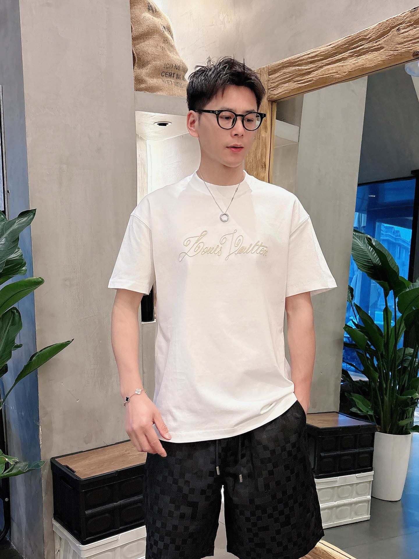  
1V 25SS春夏新款首发专柜最新款短袖圆领T恤 高端订制 设计前卫时尚！品牌logo重工艺设计 高