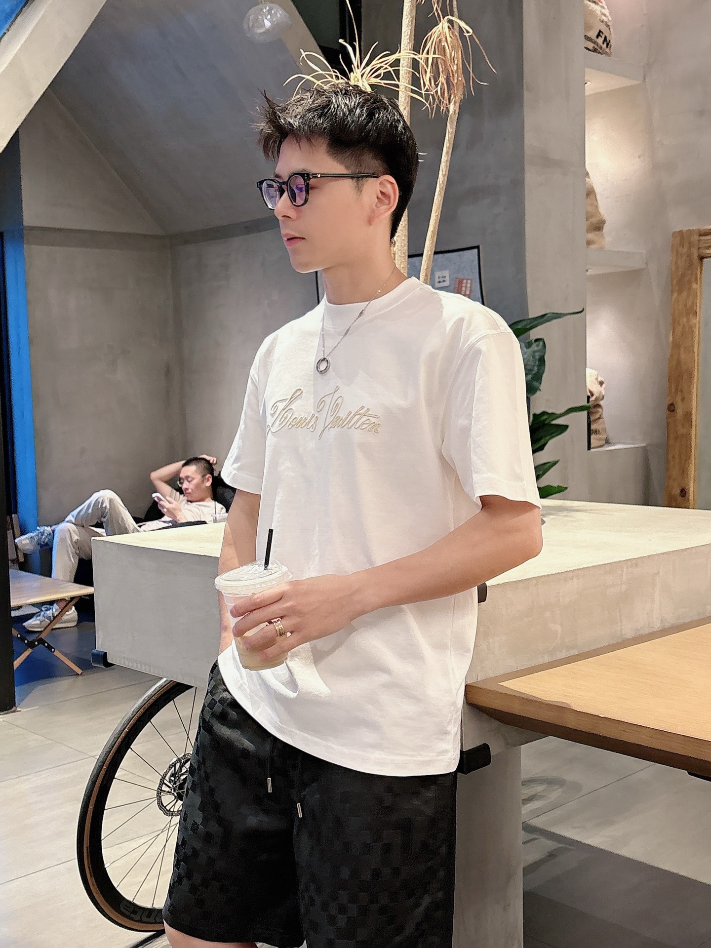  
1V 25SS春夏新款首发专柜最新款短袖圆领T恤 高端订制 设计前卫时尚！品牌logo重工艺设计 高