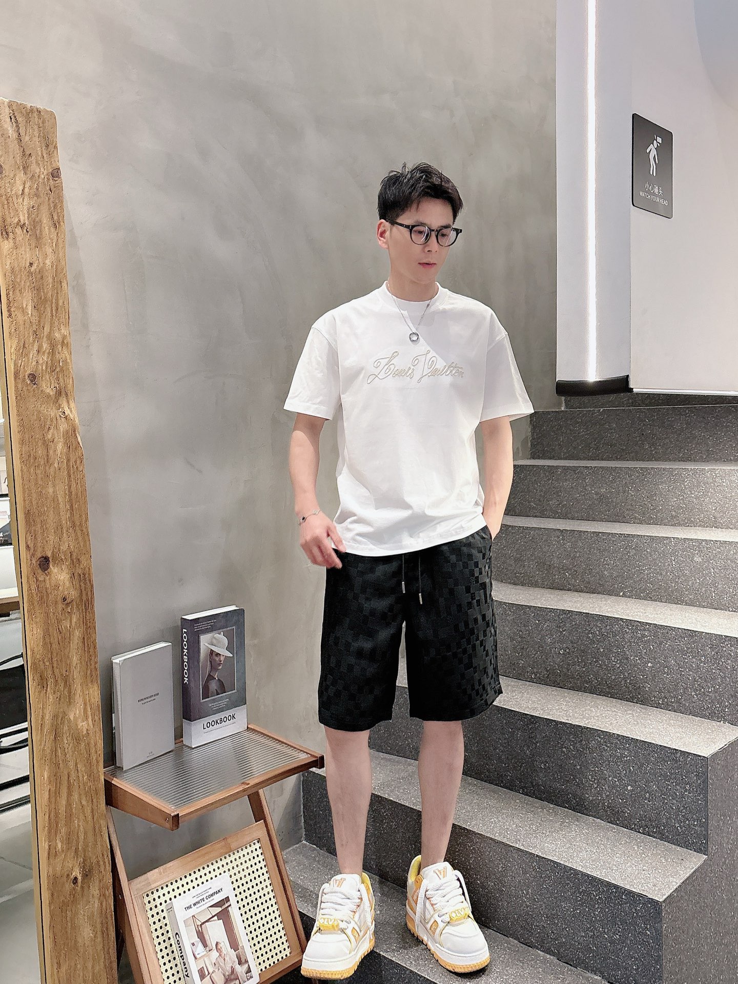  
1V 25SS春夏新款首发专柜最新款短袖圆领T恤 高端订制 设计前卫时尚！品牌logo重工艺设计 高