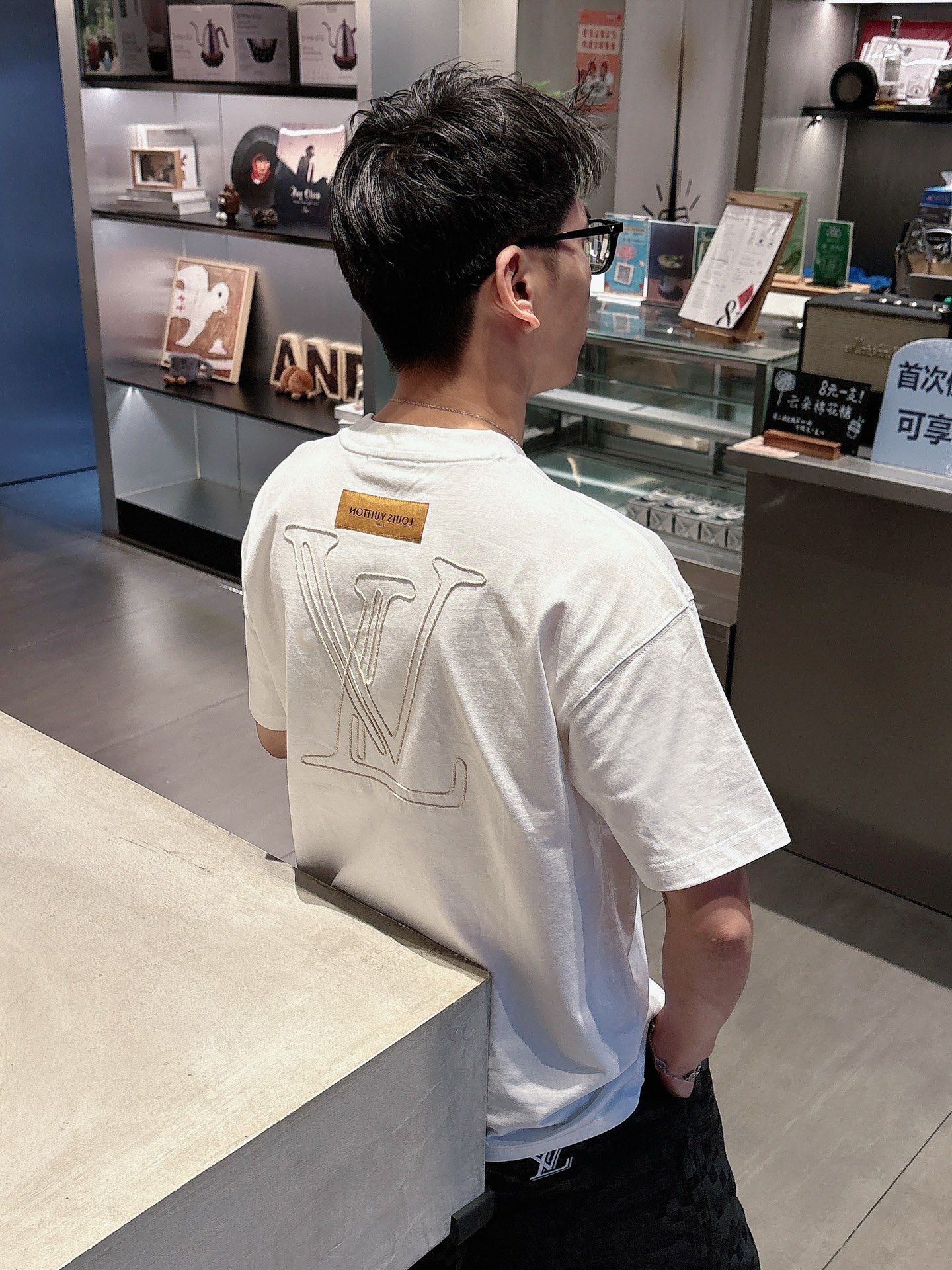  
1V 25SS春夏新款首发专柜最新款短袖圆领T恤 高端订制 设计前卫时尚！品牌logo重工艺设计 高