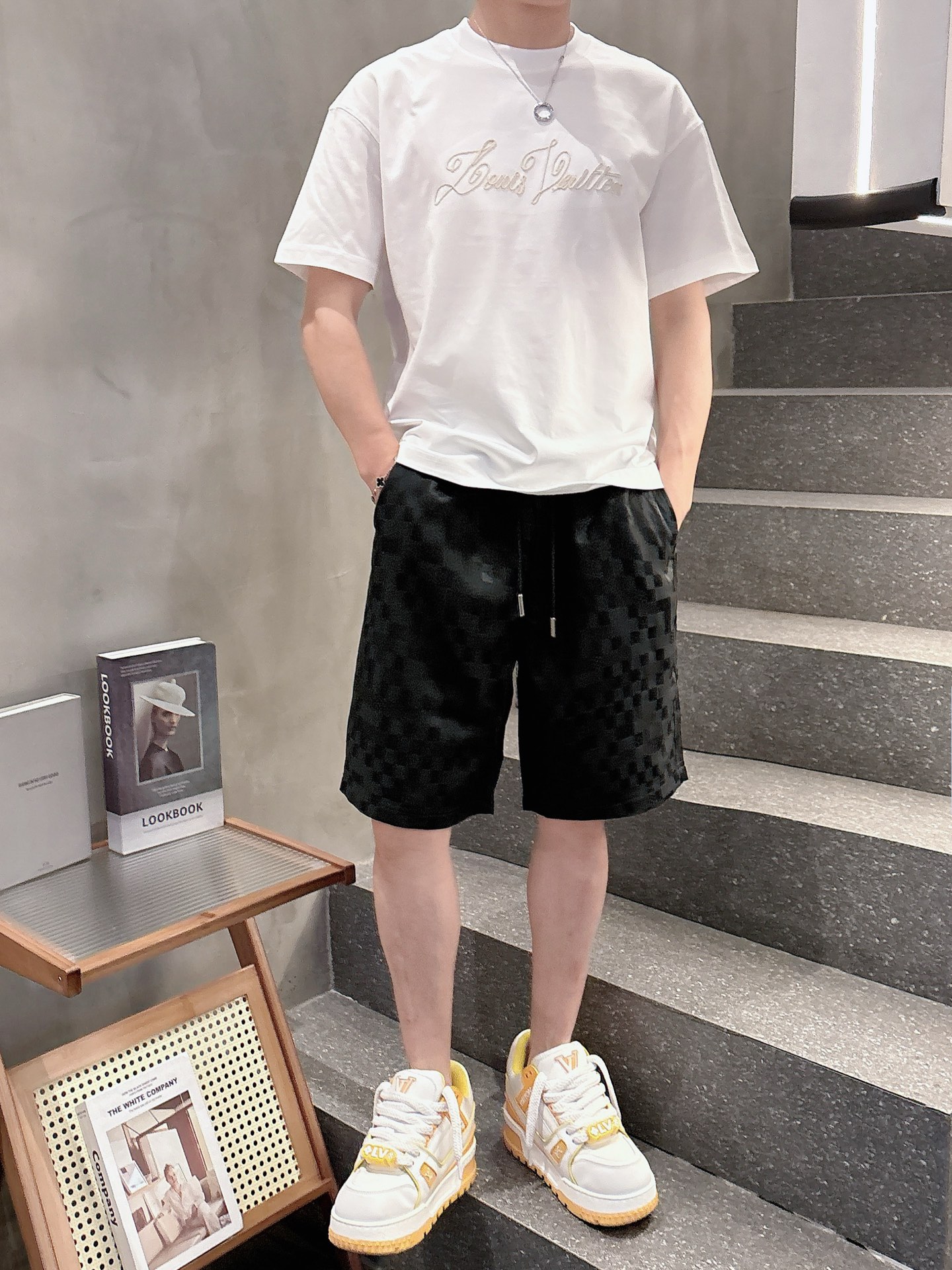  
1V 25SS春夏新款首发专柜最新款短袖圆领T恤 高端订制 设计前卫时尚！品牌logo重工艺设计 高