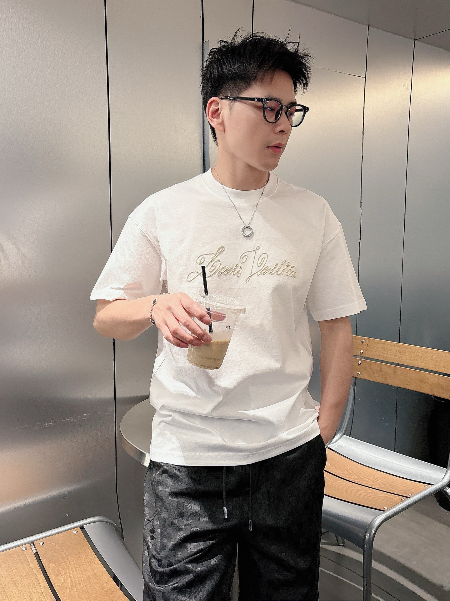  
1V 25SS春夏新款首发专柜最新款短袖圆领T恤 高端订制 设计前卫时尚！品牌logo重工艺设计 高