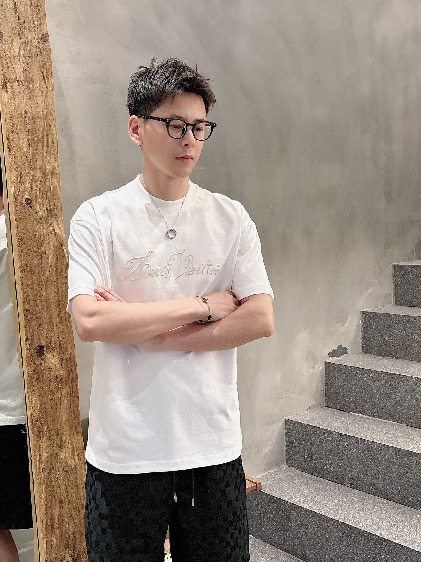  
1V 25SS春夏新款首发专柜最新款短袖圆领T恤 高端订制 设计前卫时尚！品牌logo重工艺设计 高