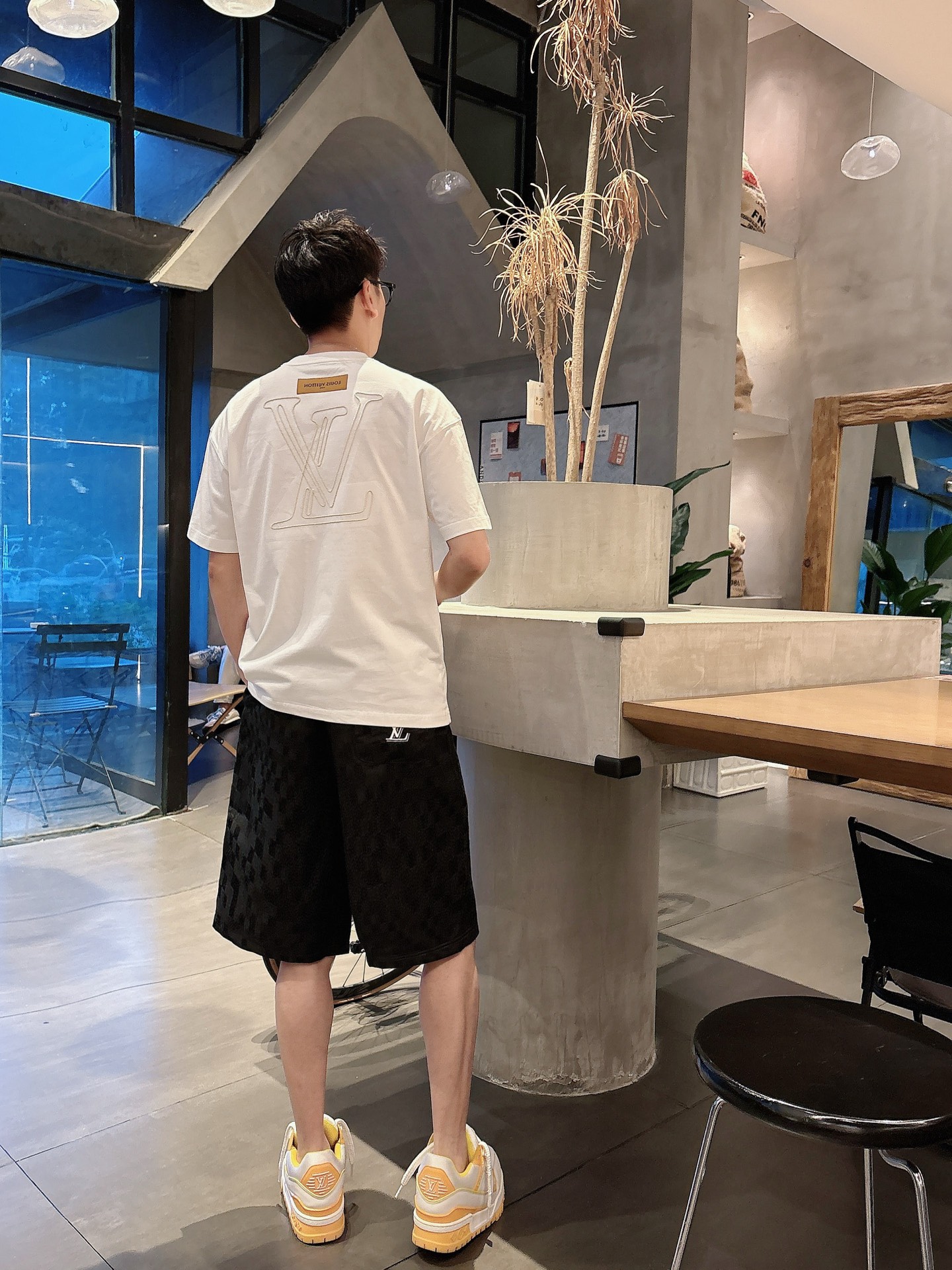  
1V 25SS春夏新款首发专柜最新款短袖圆领T恤 高端订制 设计前卫时尚！品牌logo重工艺设计 高