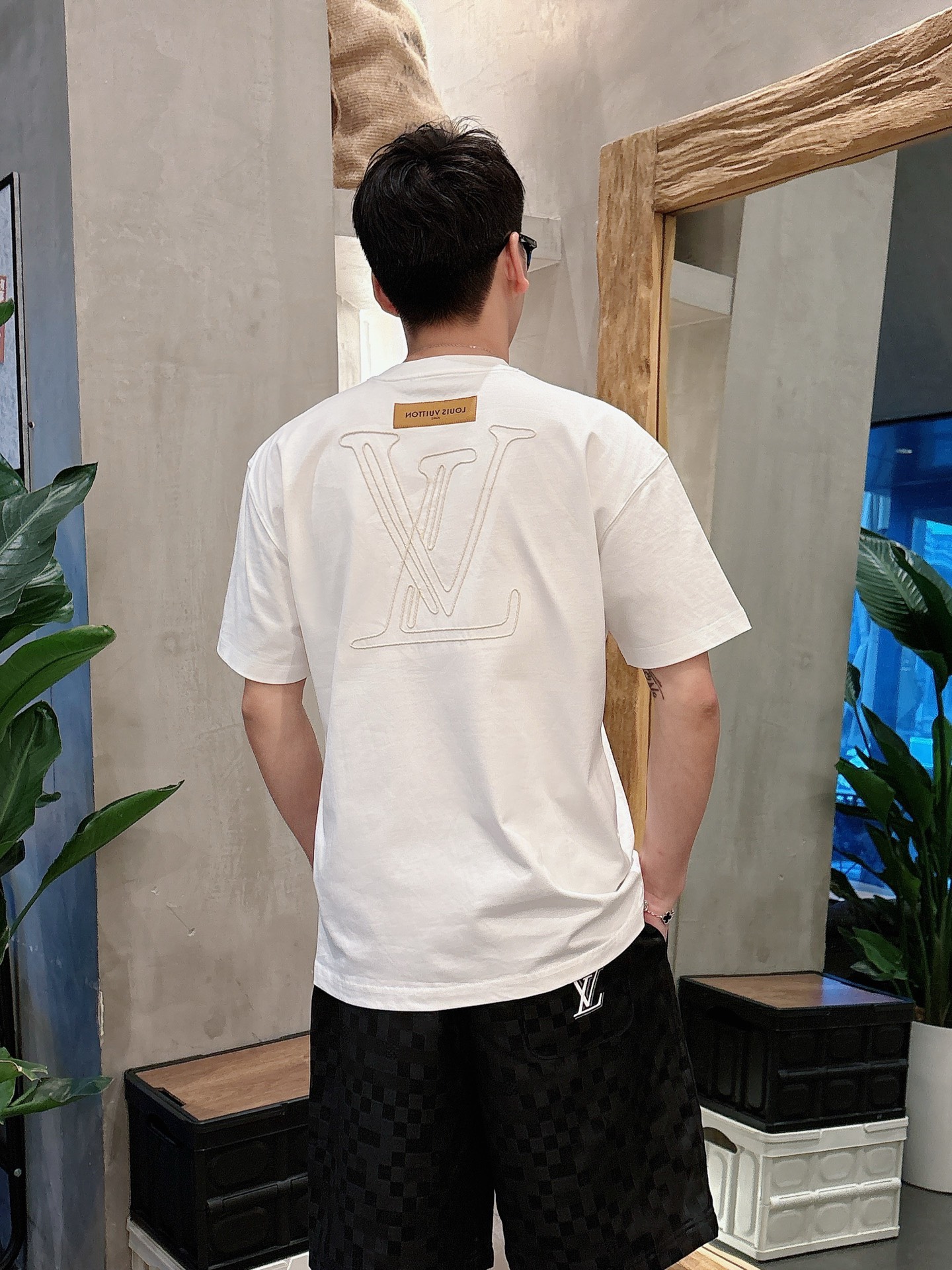  
1V 25SS春夏新款首发专柜最新款短袖圆领T恤 高端订制 设计前卫时尚！品牌logo重工艺设计 高