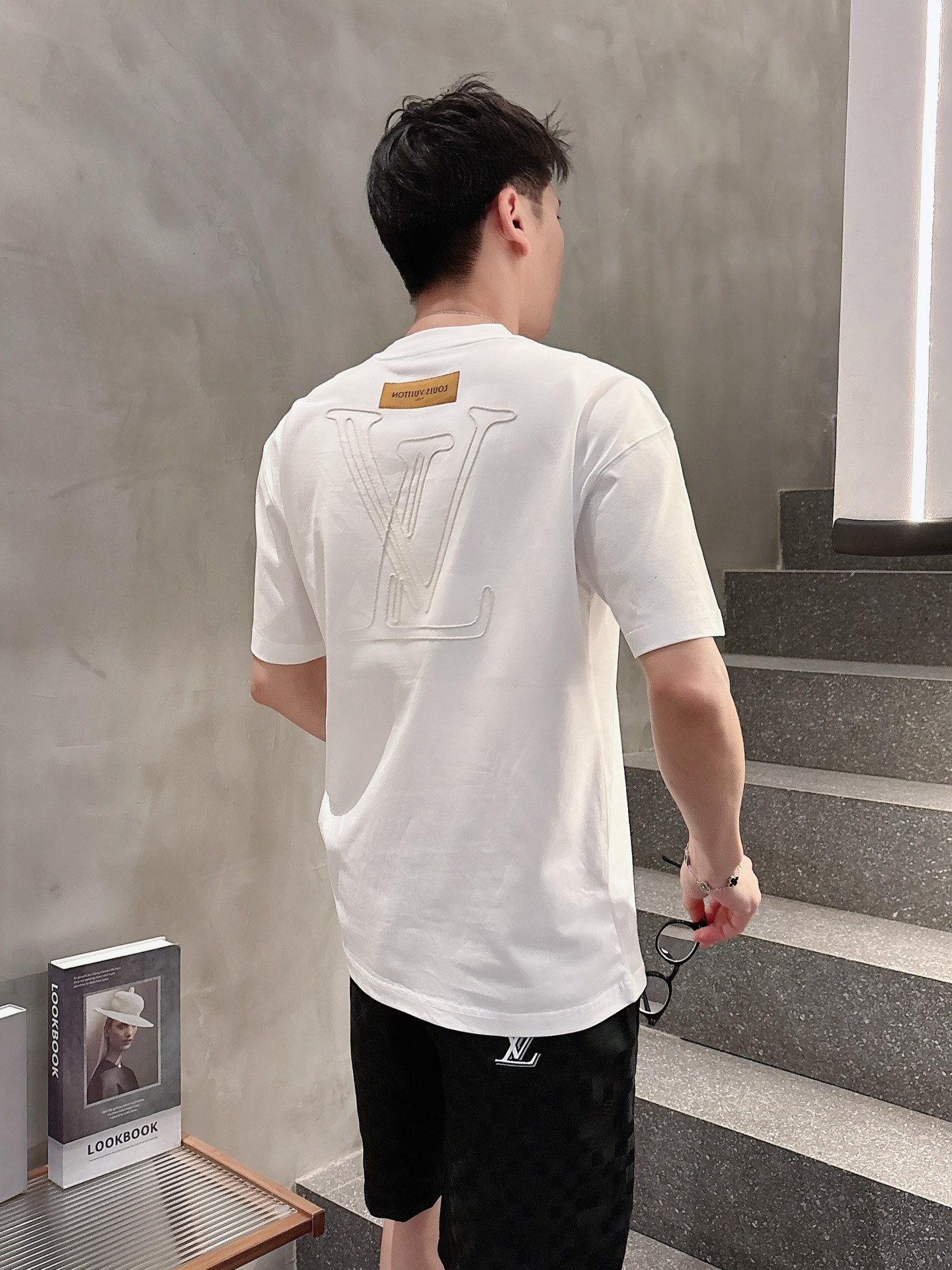  
1V 25SS春夏新款首发专柜最新款短袖圆领T恤 高端订制 设计前卫时尚！品牌logo重工艺设计 高