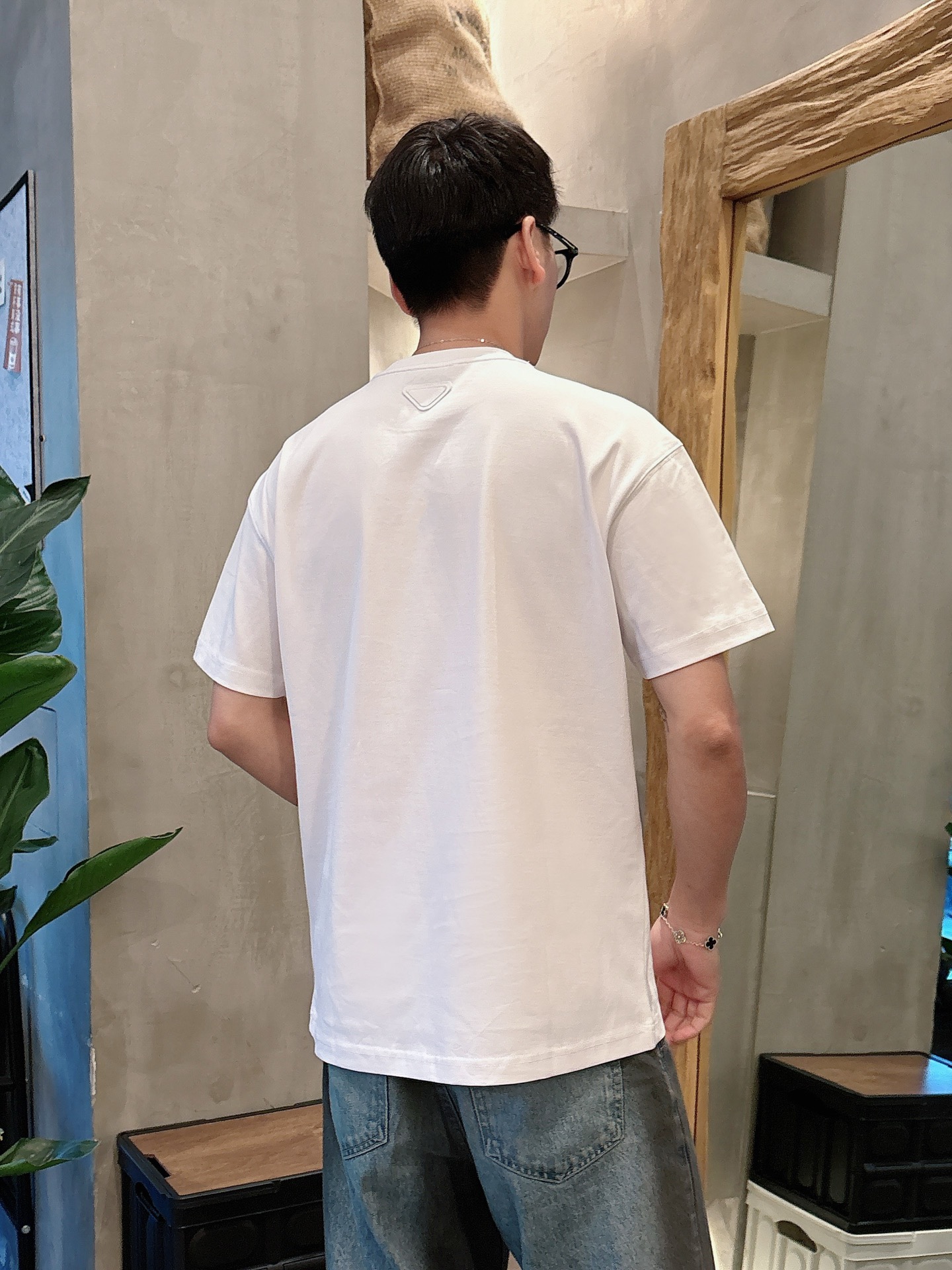 
Prada  25SS春夏新款首发专柜最新款短袖圆领T恤 高端订制 设计前卫时尚！品牌logo重工艺设