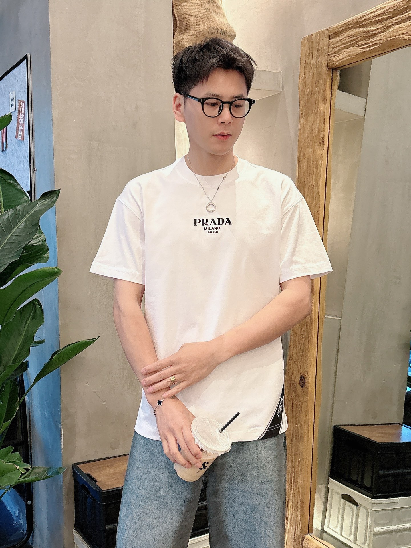 
Prada  25SS春夏新款首发专柜最新款短袖圆领T恤 高端订制 设计前卫时尚！品牌logo重工艺设