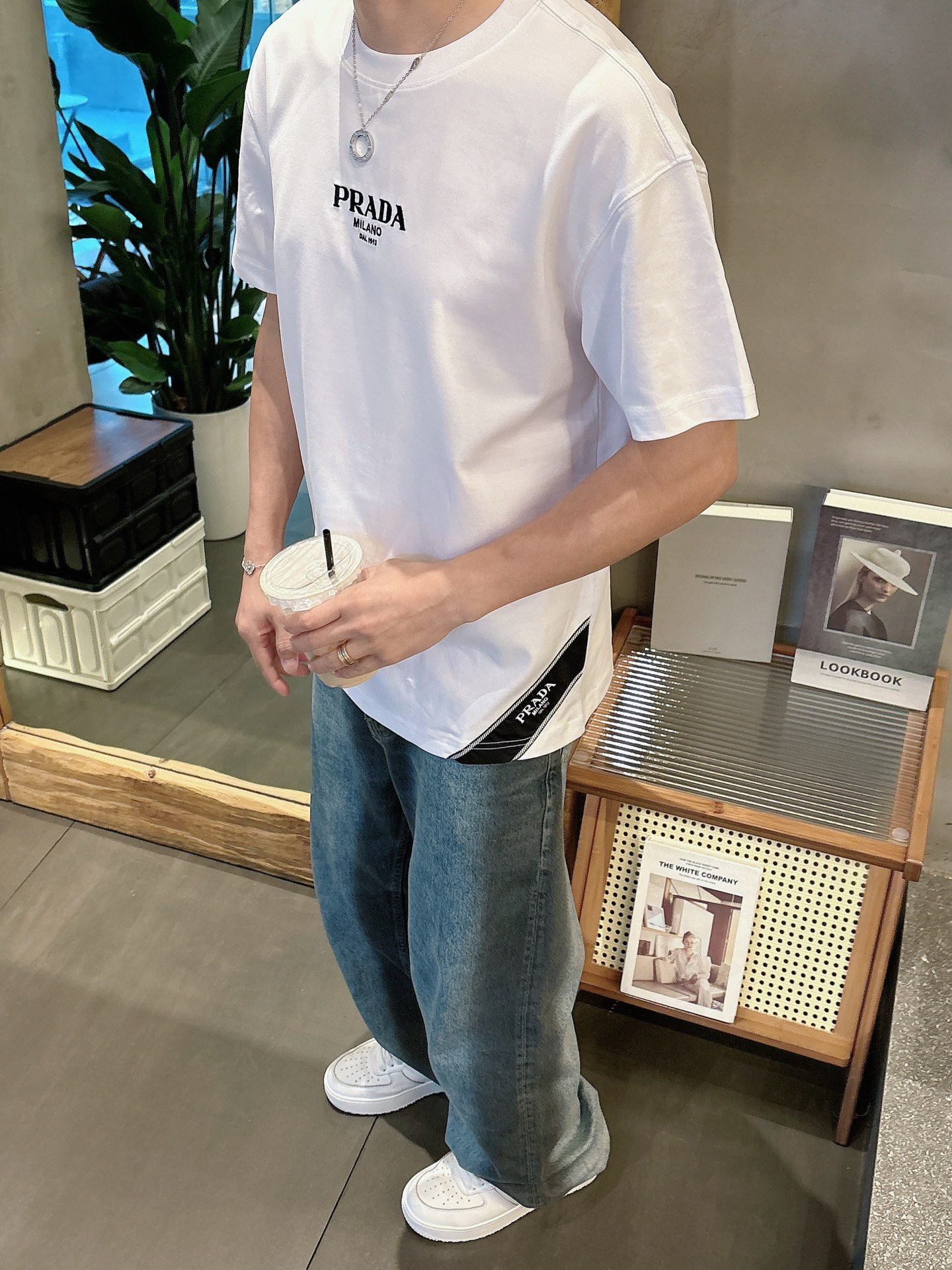 
Prada  25SS春夏新款首发专柜最新款短袖圆领T恤 高端订制 设计前卫时尚！品牌logo重工艺设