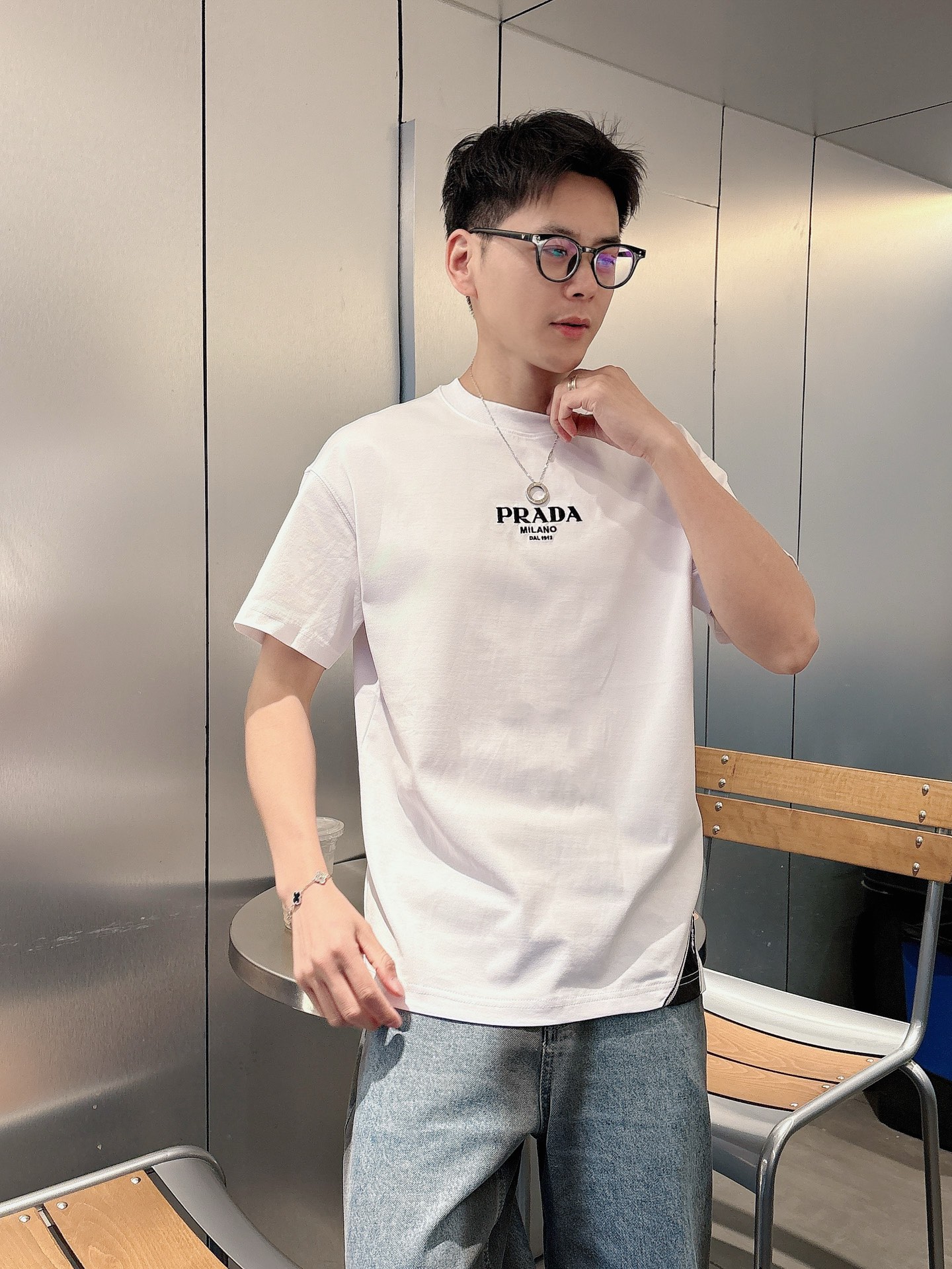 
Prada  25SS春夏新款首发专柜最新款短袖圆领T恤 高端订制 设计前卫时尚！品牌logo重工艺设