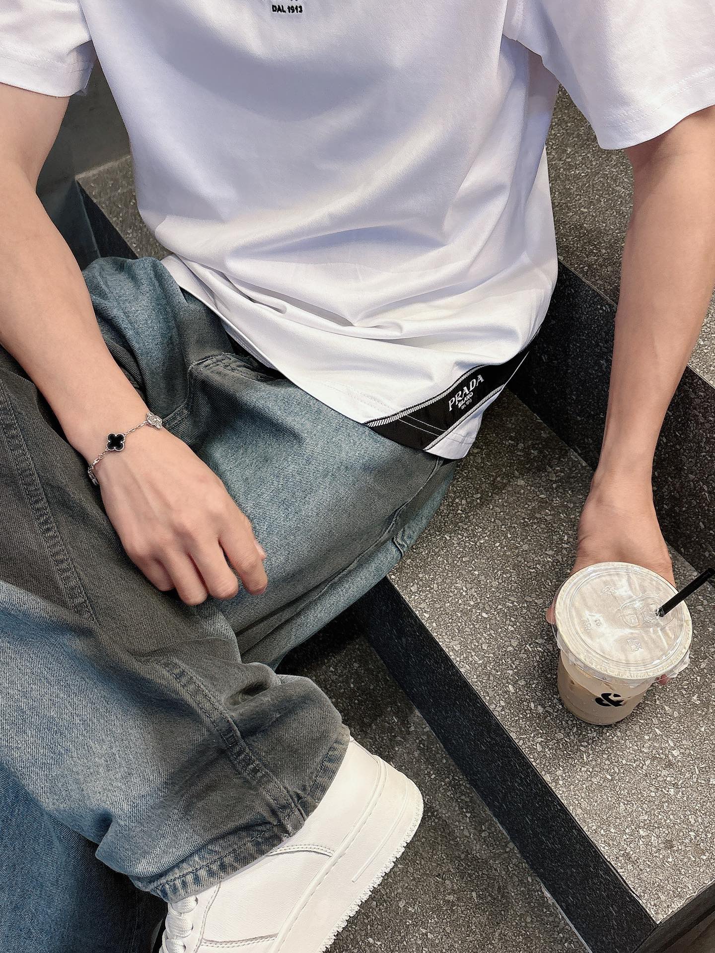 
Prada  25SS春夏新款首发专柜最新款短袖圆领T恤 高端订制 设计前卫时尚！品牌logo重工艺设