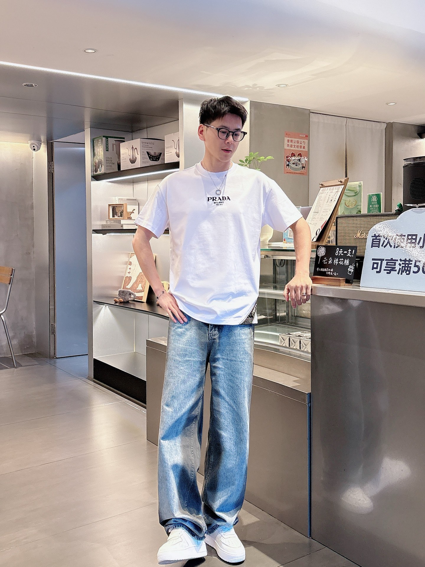 
Prada  25SS春夏新款首发专柜最新款短袖圆领T恤 高端订制 设计前卫时尚！品牌logo重工艺设