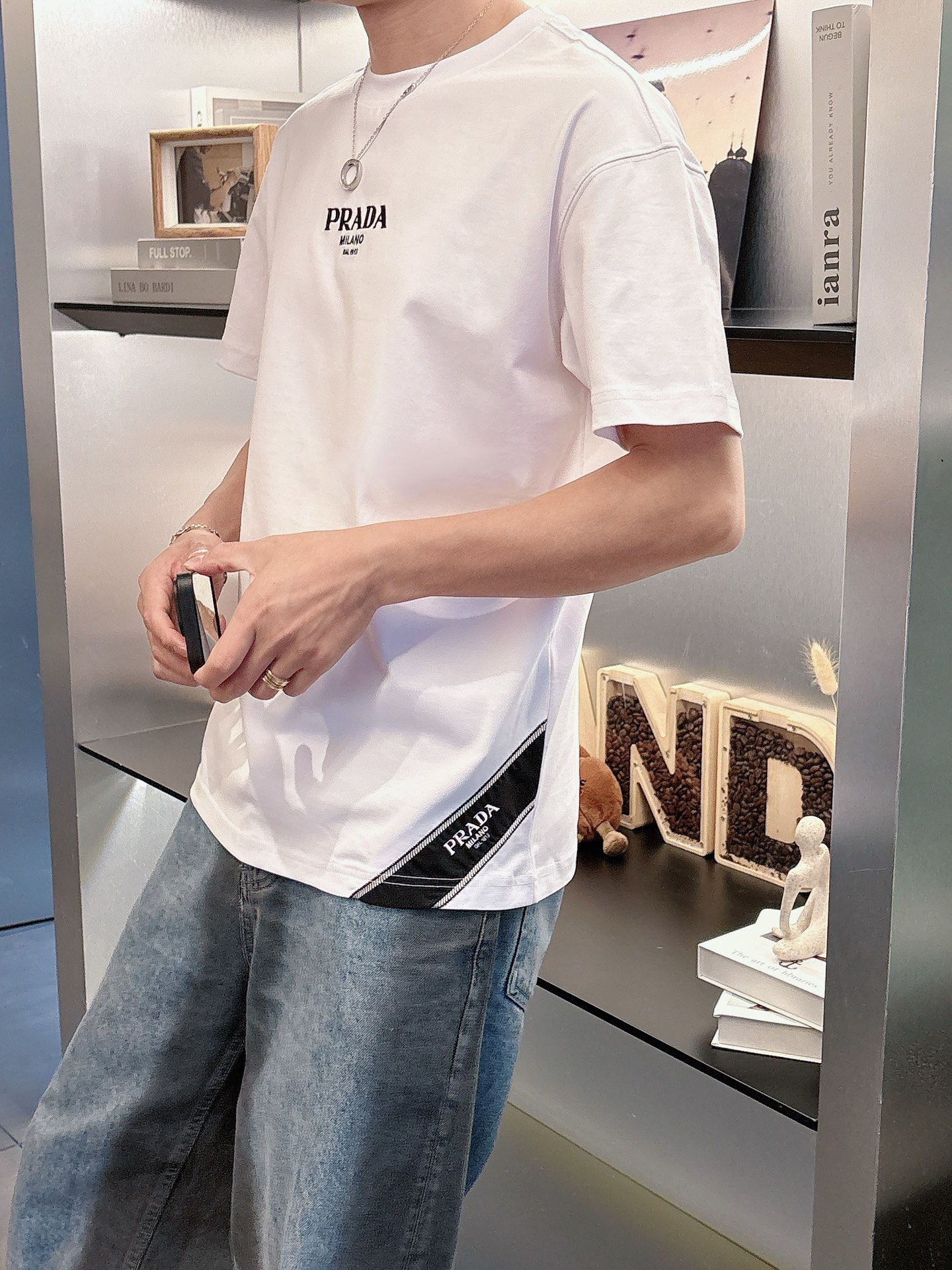 
Prada  25SS春夏新款首发专柜最新款短袖圆领T恤 高端订制 设计前卫时尚！品牌logo重工艺设