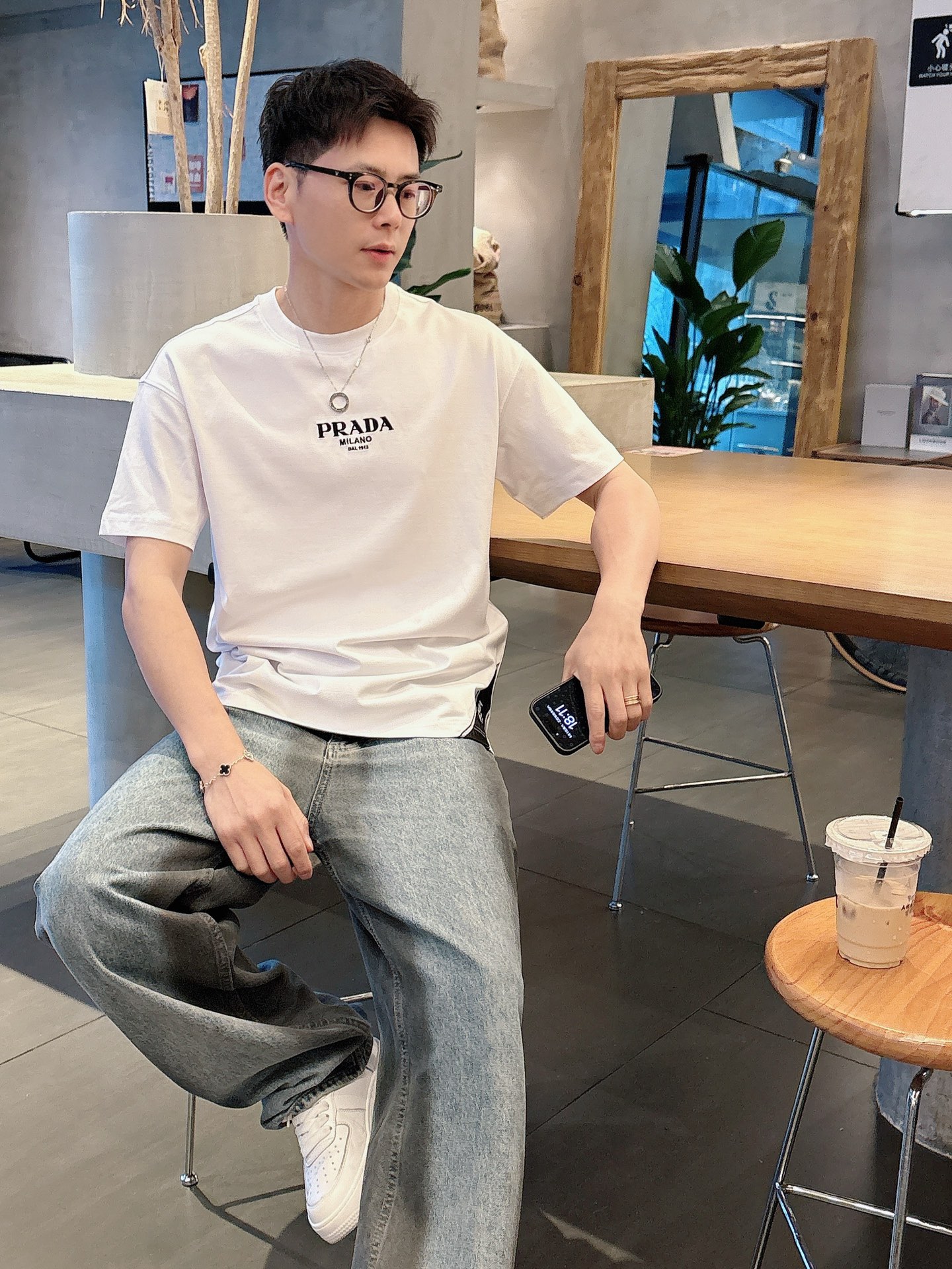 
Prada  25SS春夏新款首发专柜最新款短袖圆领T恤 高端订制 设计前卫时尚！品牌logo重工艺设