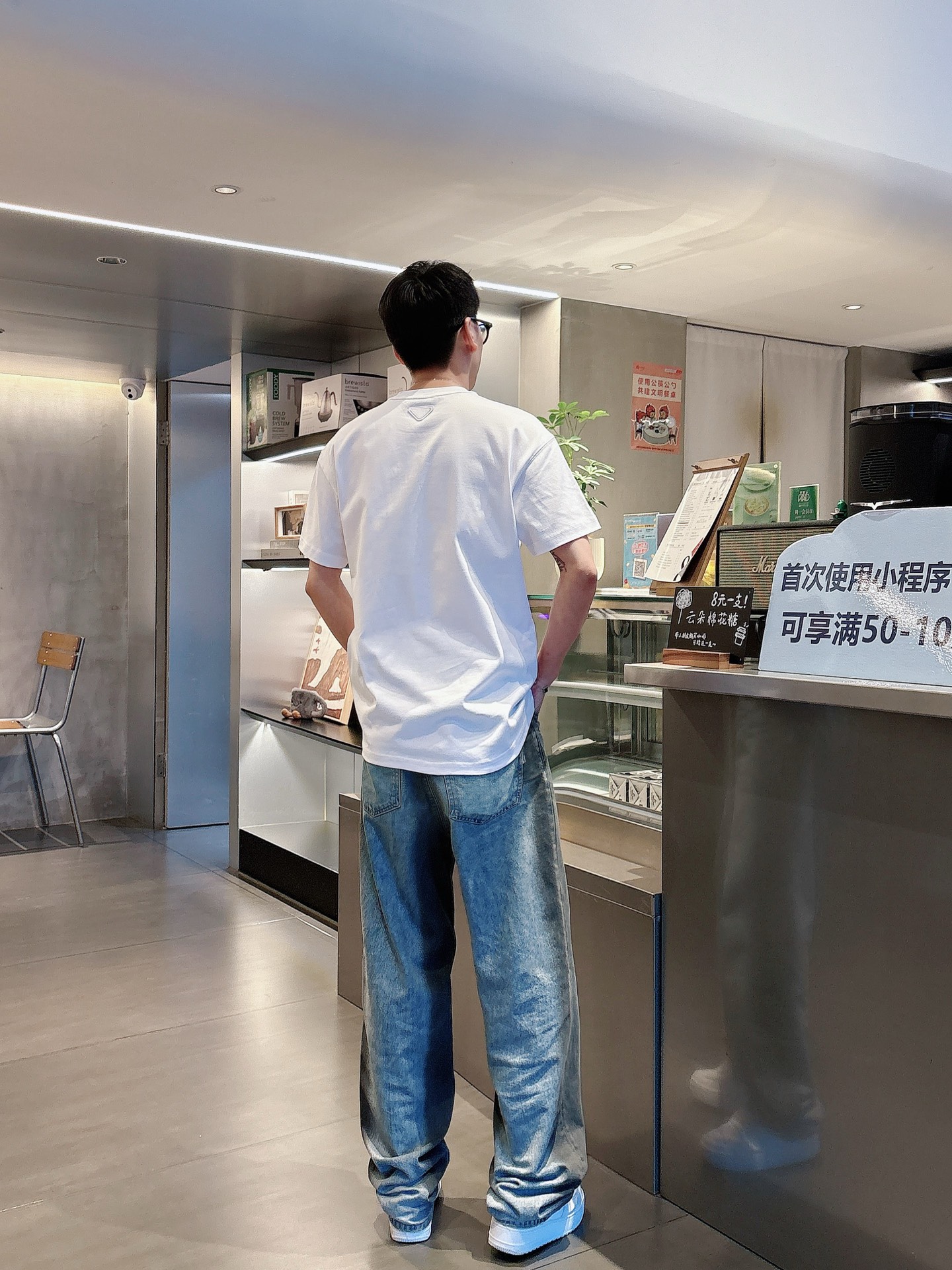 
Prada  25SS春夏新款首发专柜最新款短袖圆领T恤 高端订制 设计前卫时尚！品牌logo重工艺设