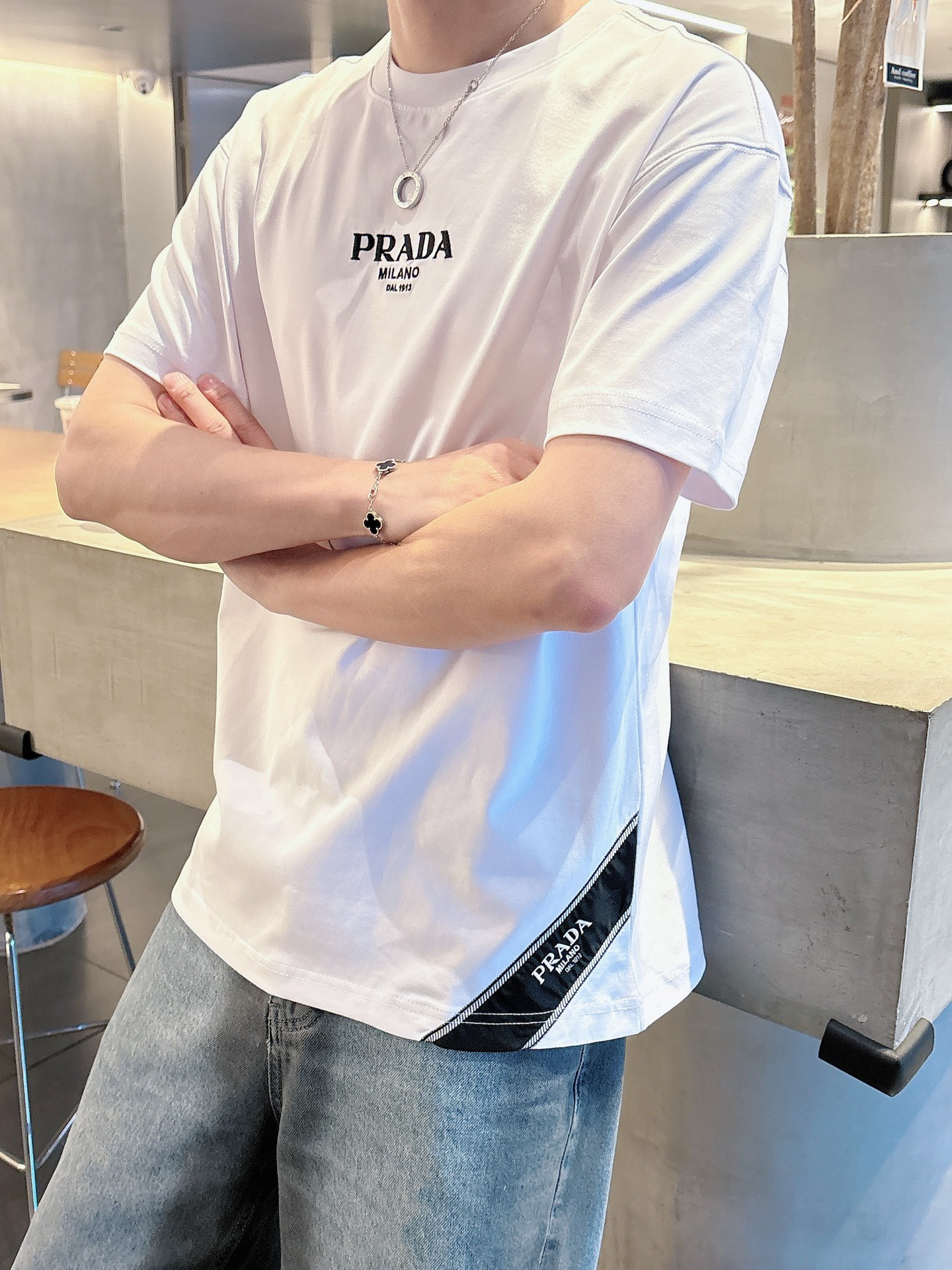 
Prada  25SS春夏新款首发专柜最新款短袖圆领T恤 高端订制 设计前卫时尚！品牌logo重工艺设