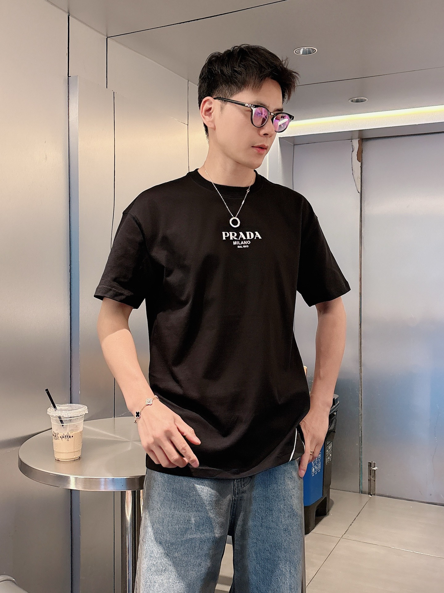 
Prada  25SS春夏新款首发专柜最新款短袖圆领T恤 高端订制 设计前卫时尚！品牌logo重工艺设