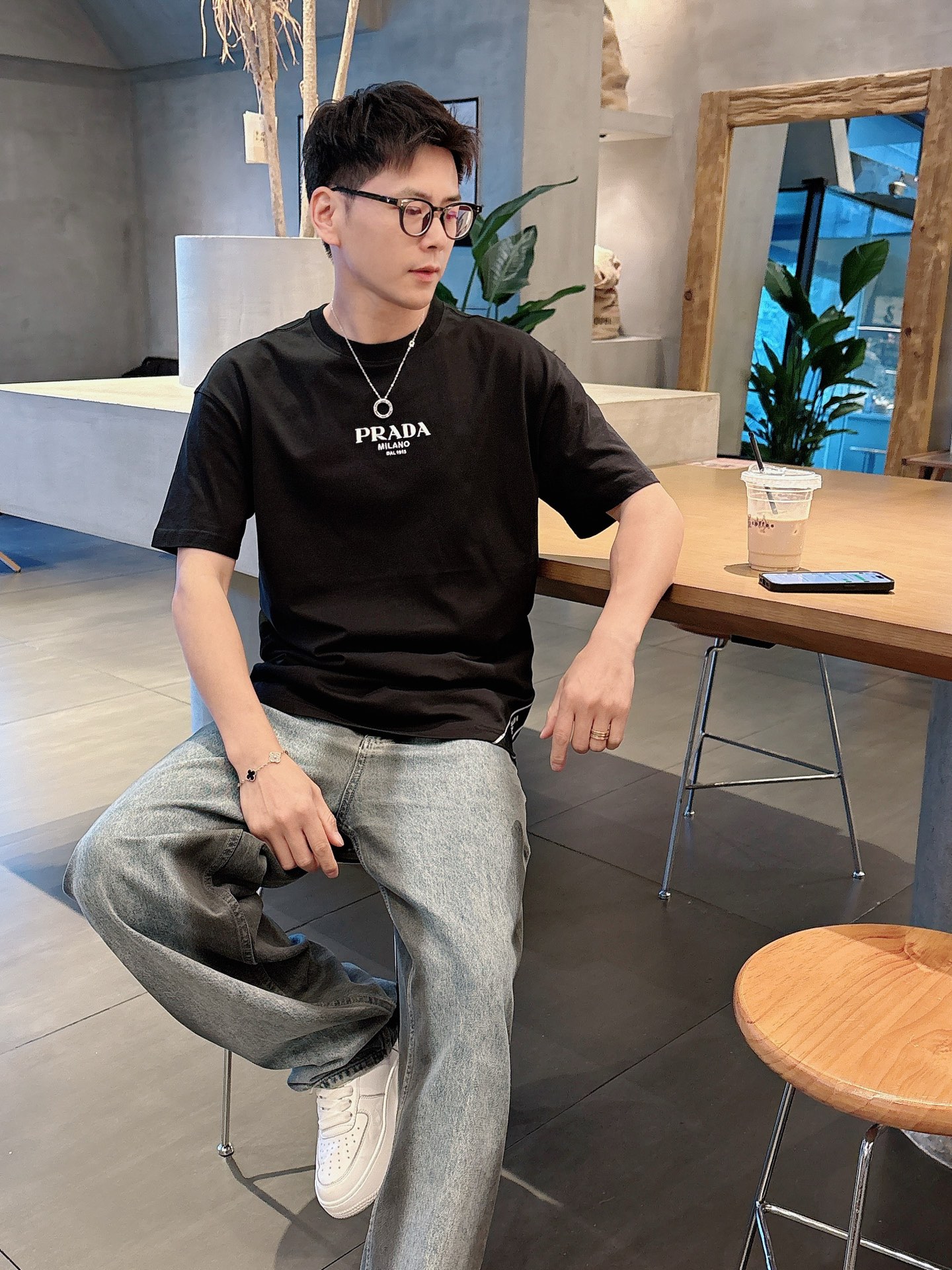 
Prada  25SS春夏新款首发专柜最新款短袖圆领T恤 高端订制 设计前卫时尚！品牌logo重工艺设