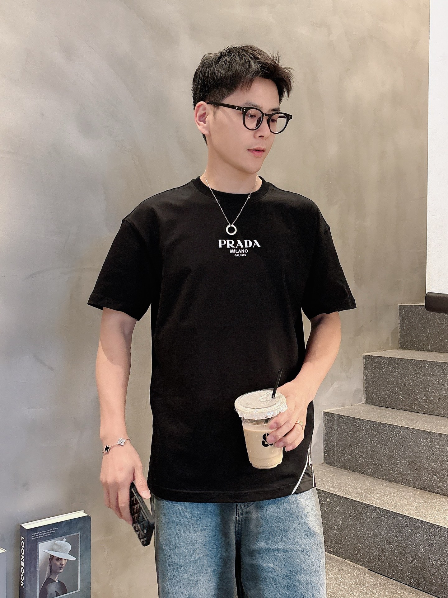 
Prada  25SS春夏新款首发专柜最新款短袖圆领T恤 高端订制 设计前卫时尚！品牌logo重工艺设