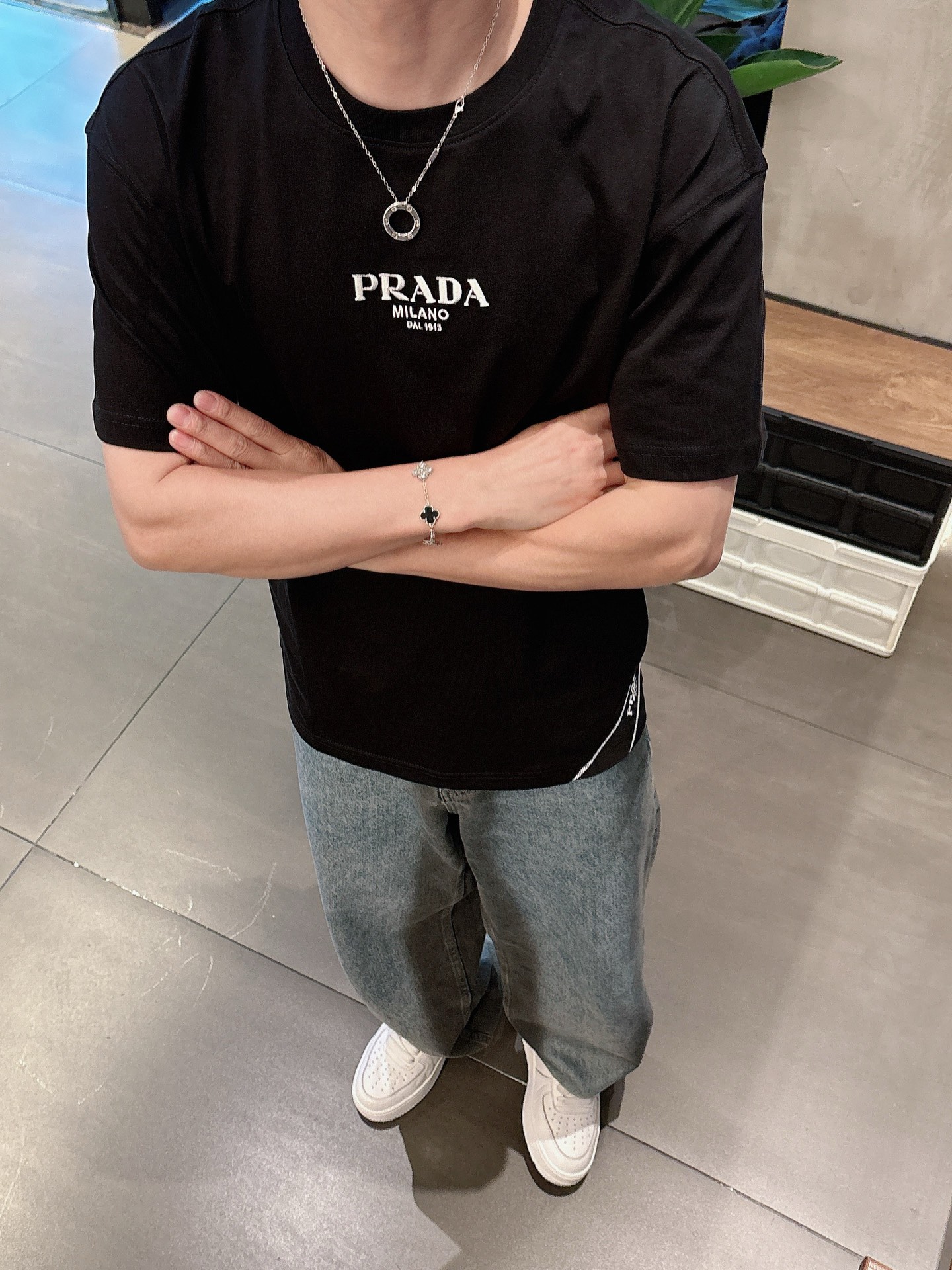 
Prada  25SS春夏新款首发专柜最新款短袖圆领T恤 高端订制 设计前卫时尚！品牌logo重工艺设