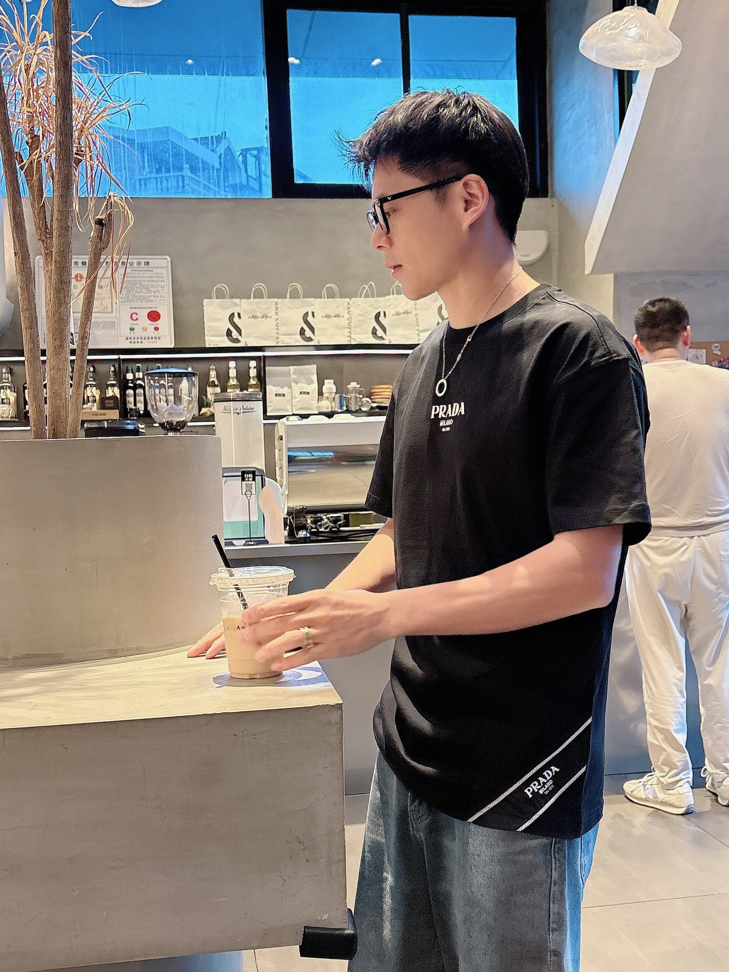 
Prada  25SS春夏新款首发专柜最新款短袖圆领T恤 高端订制 设计前卫时尚！品牌logo重工艺设