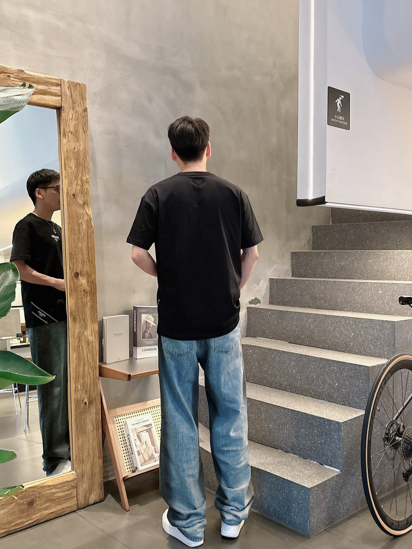 
Prada  25SS春夏新款首发专柜最新款短袖圆领T恤 高端订制 设计前卫时尚！品牌logo重工艺设