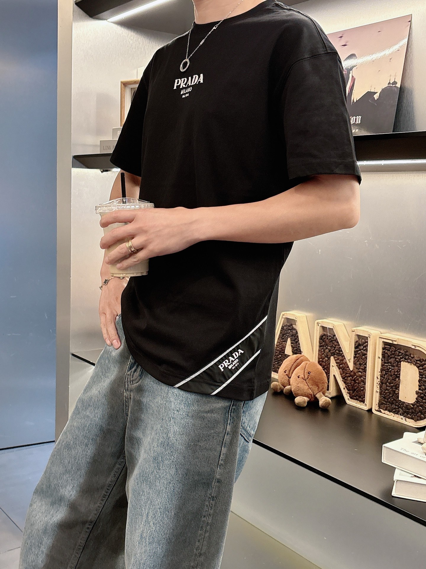 
Prada  25SS春夏新款首发专柜最新款短袖圆领T恤 高端订制 设计前卫时尚！品牌logo重工艺设