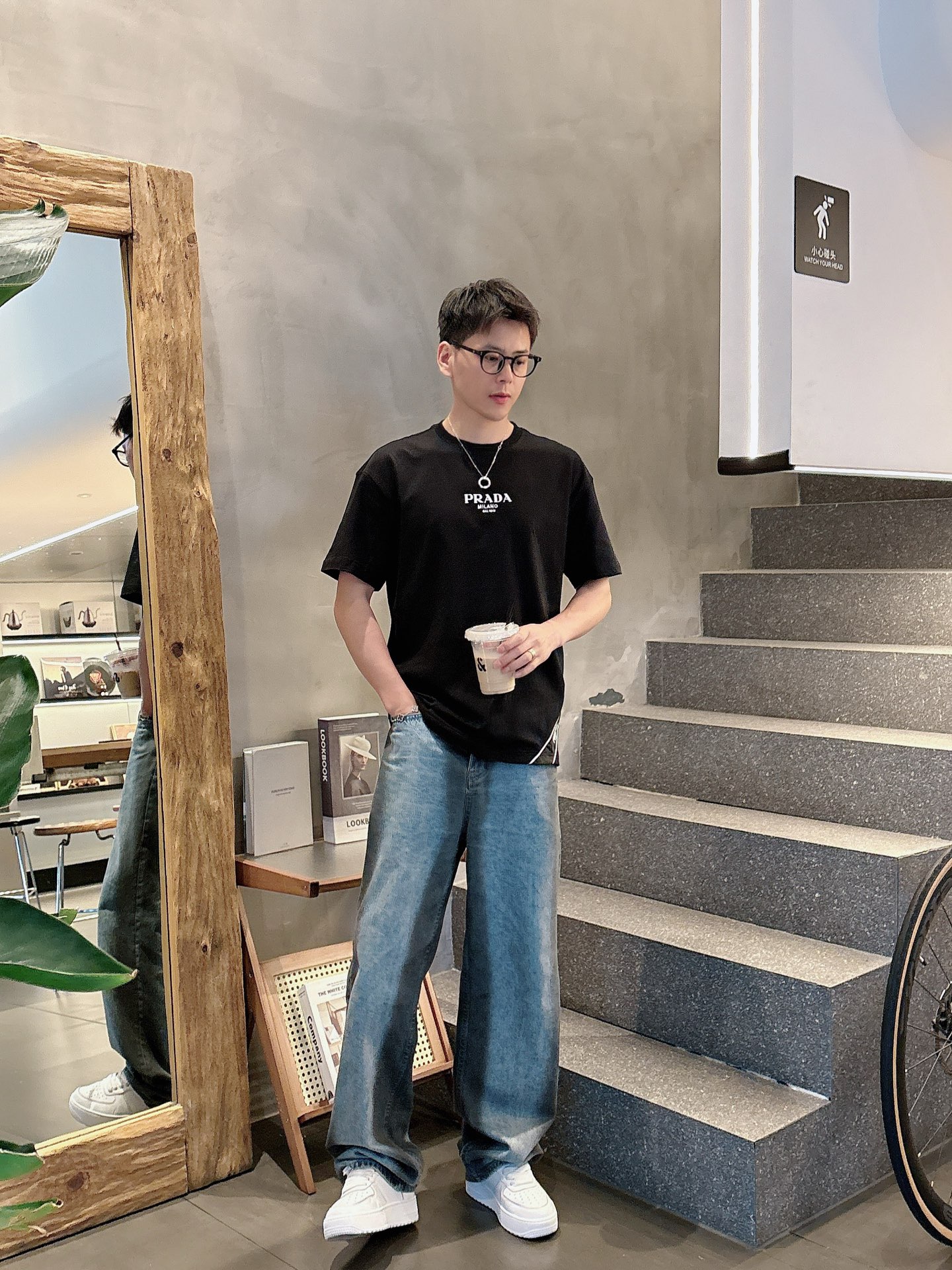 
Prada  25SS春夏新款首发专柜最新款短袖圆领T恤 高端订制 设计前卫时尚！品牌logo重工艺设