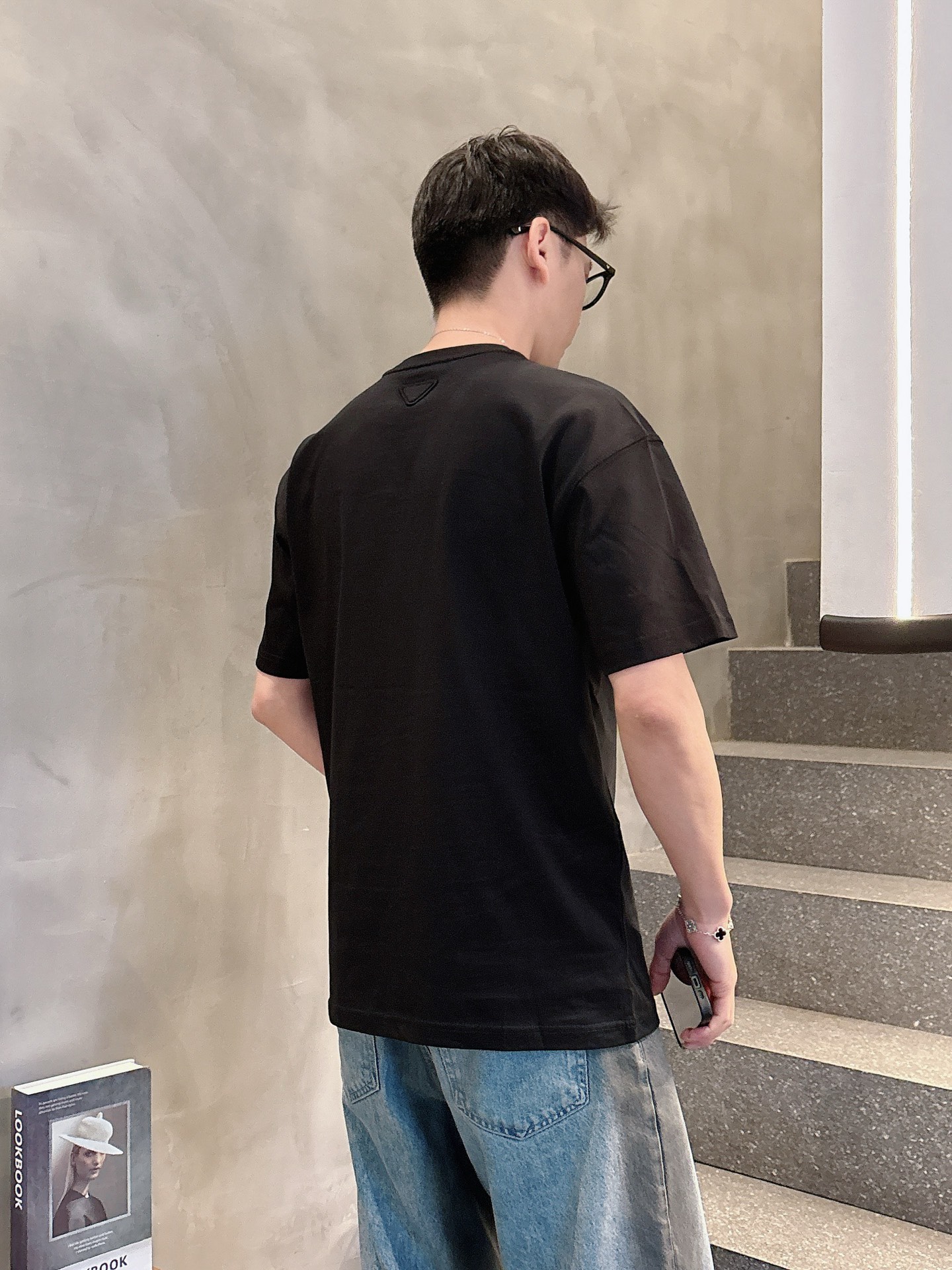 
Prada  25SS春夏新款首发专柜最新款短袖圆领T恤 高端订制 设计前卫时尚！品牌logo重工艺设