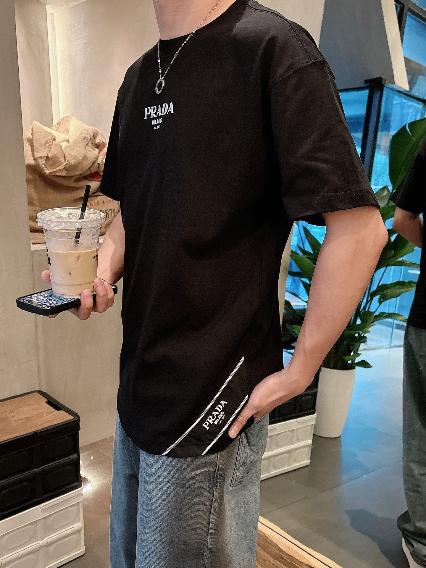 
Prada  25SS春夏新款首发专柜最新款短袖圆领T恤 高端订制 设计前卫时尚！品牌logo重工艺设