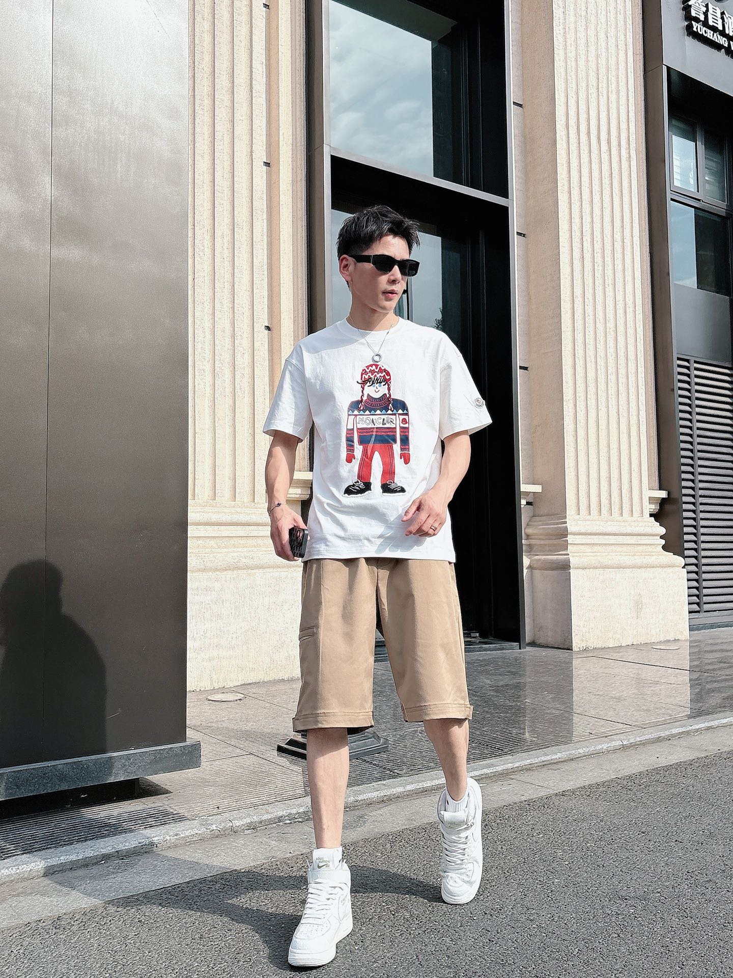 
蒙口  25SS春夏新款首发专柜最新款短袖圆领T恤 高端订制 设计前卫时尚！品牌logo重工艺设计 高