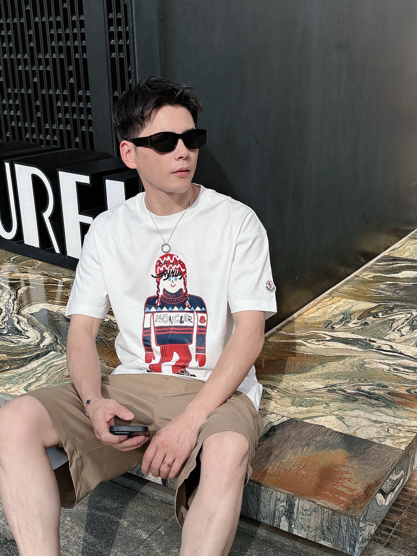 
蒙口  25SS春夏新款首发专柜最新款短袖圆领T恤 高端订制 设计前卫时尚！品牌logo重工艺设计 高