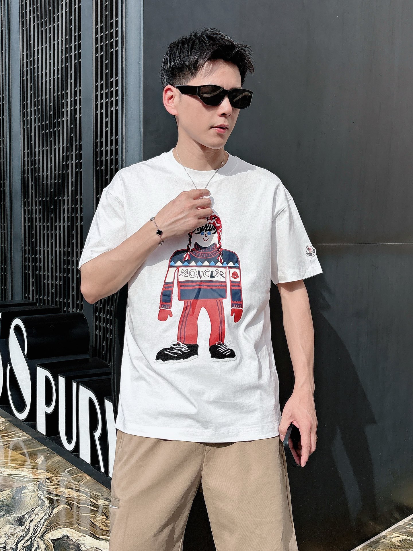 
蒙口  25SS春夏新款首发专柜最新款短袖圆领T恤 高端订制 设计前卫时尚！品牌logo重工艺设计 高