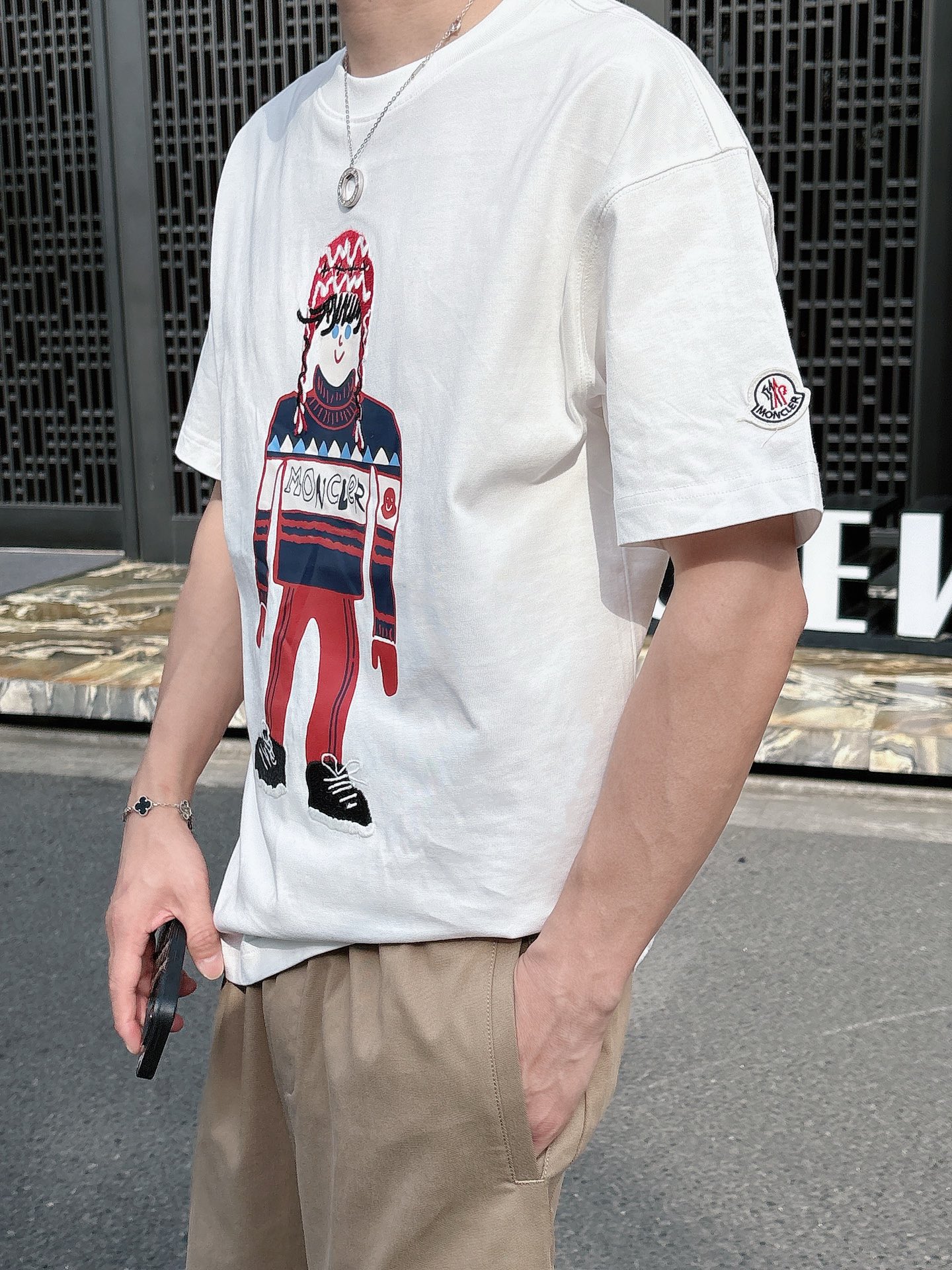 
蒙口  25SS春夏新款首发专柜最新款短袖圆领T恤 高端订制 设计前卫时尚！品牌logo重工艺设计 高