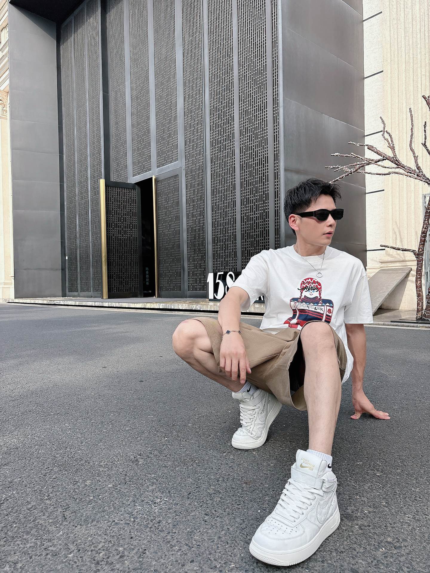 
蒙口  25SS春夏新款首发专柜最新款短袖圆领T恤 高端订制 设计前卫时尚！品牌logo重工艺设计 高